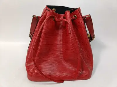 Epi Noé Shoulder Bag