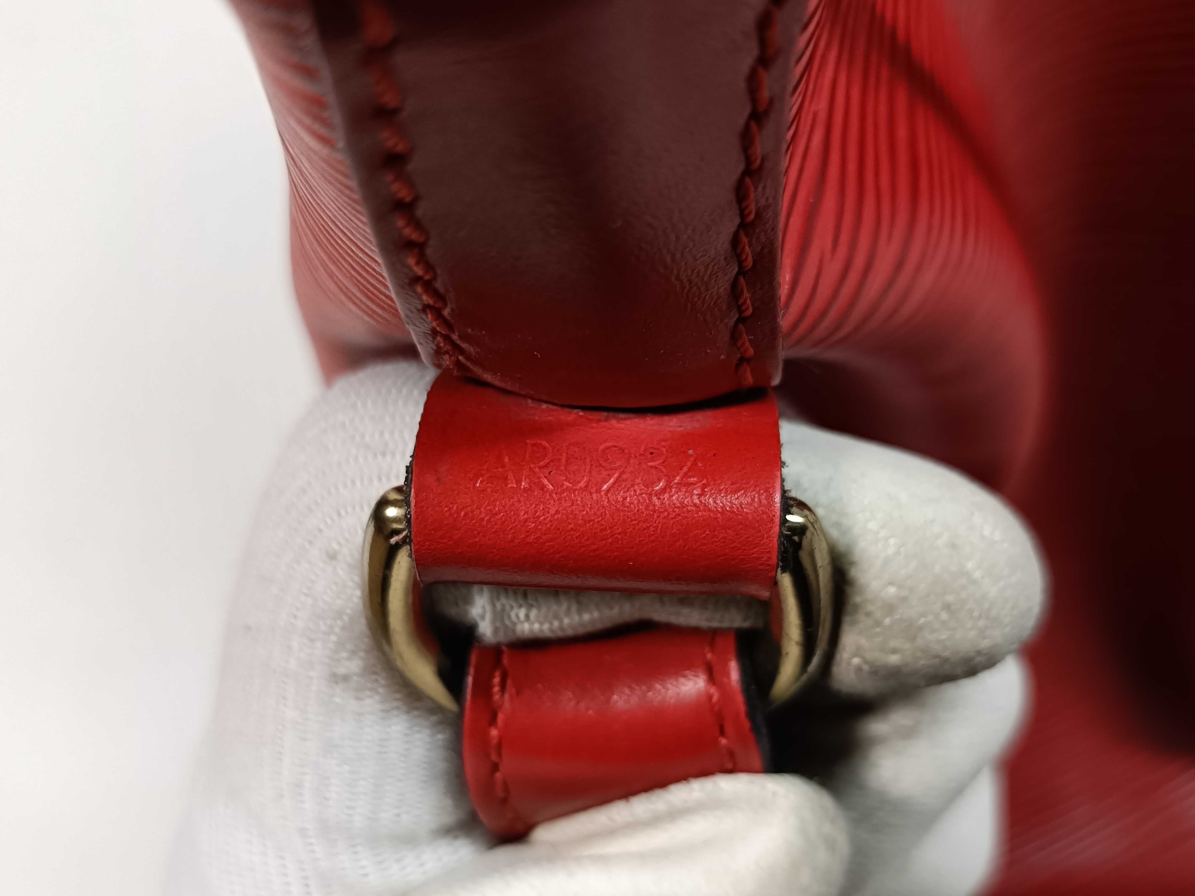 Epi Noé Shoulder Bag — view 13