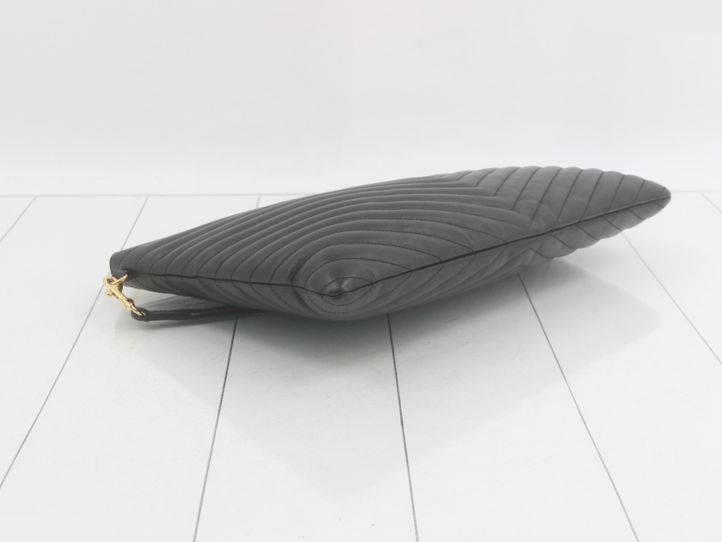 Leather V-stitch clutch bag, black — view 5