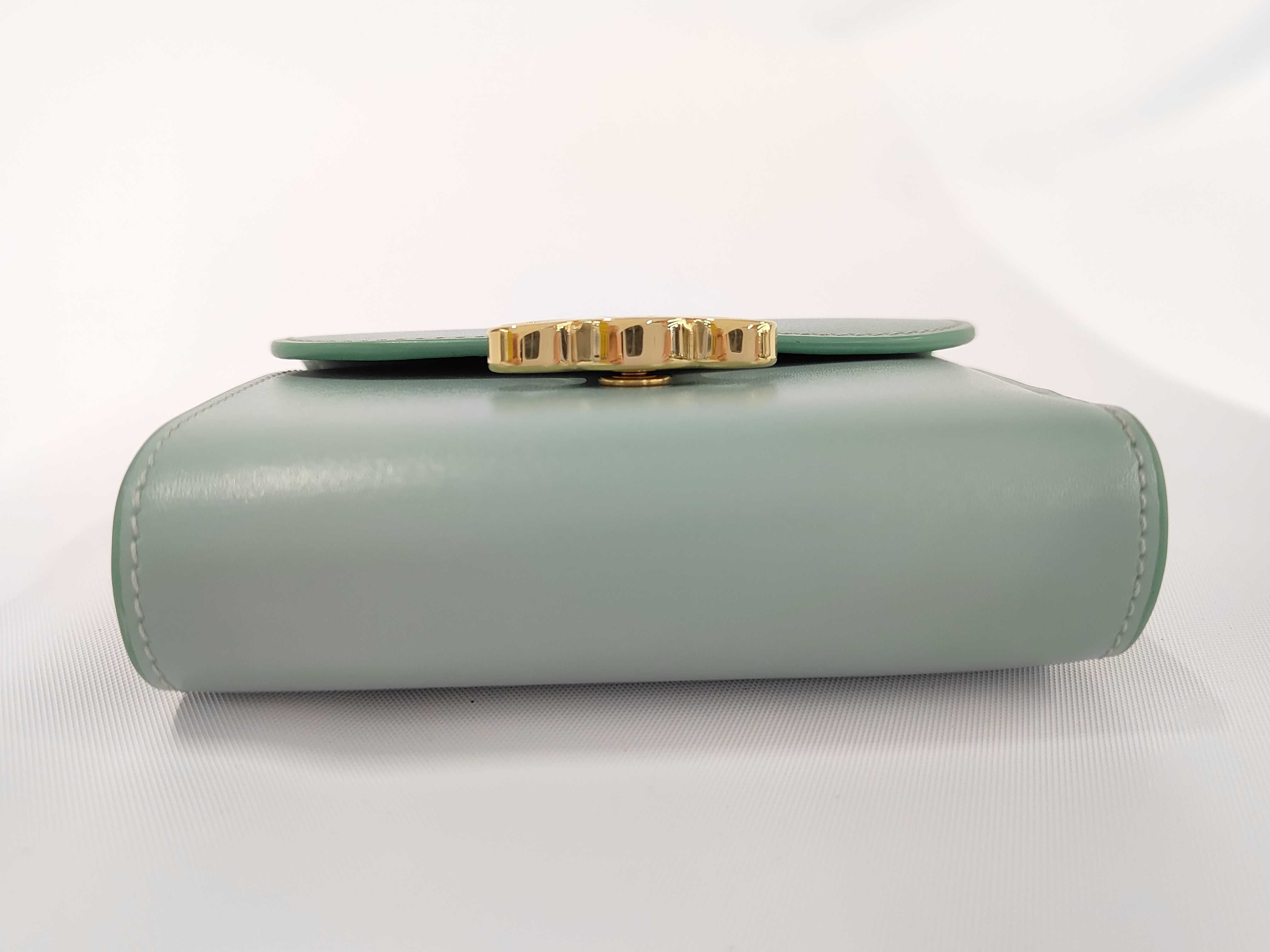 Triomphe Small Flap Wallet Leather Compact Wallet Green — view 4