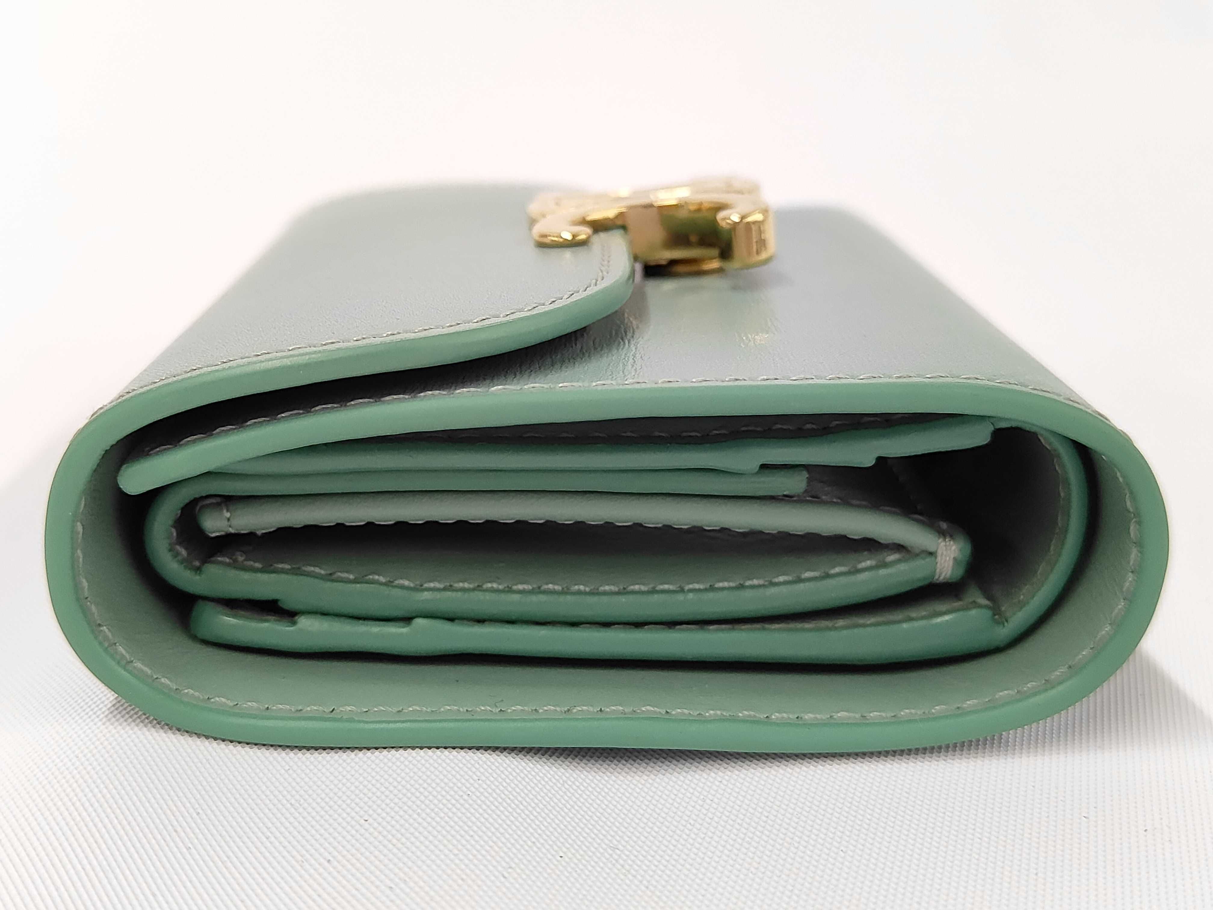 Triomphe Small Flap Wallet Leather Compact Wallet Green — view 5