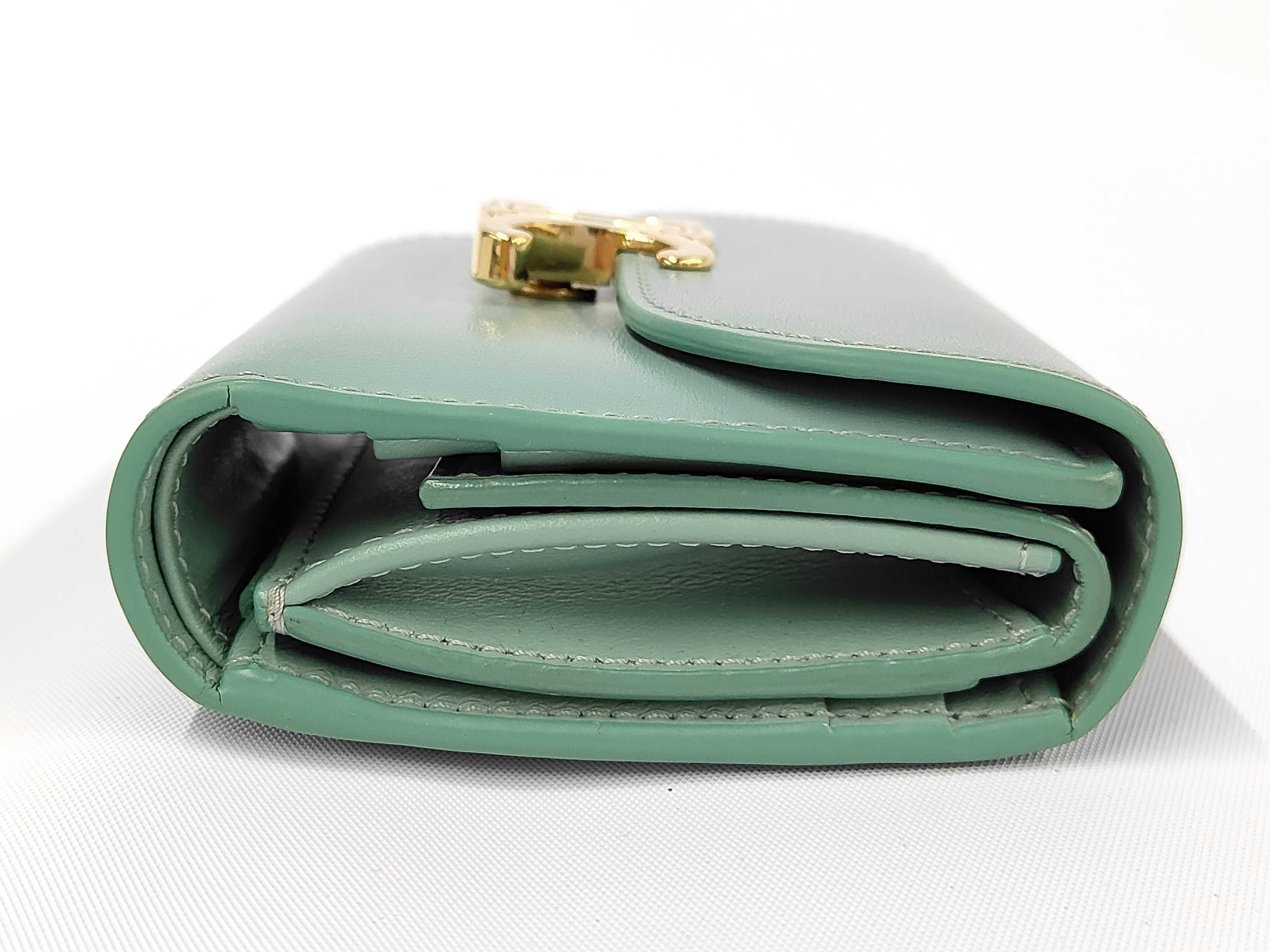 Triomphe Small Flap Wallet Leather Compact Wallet Green — view 6