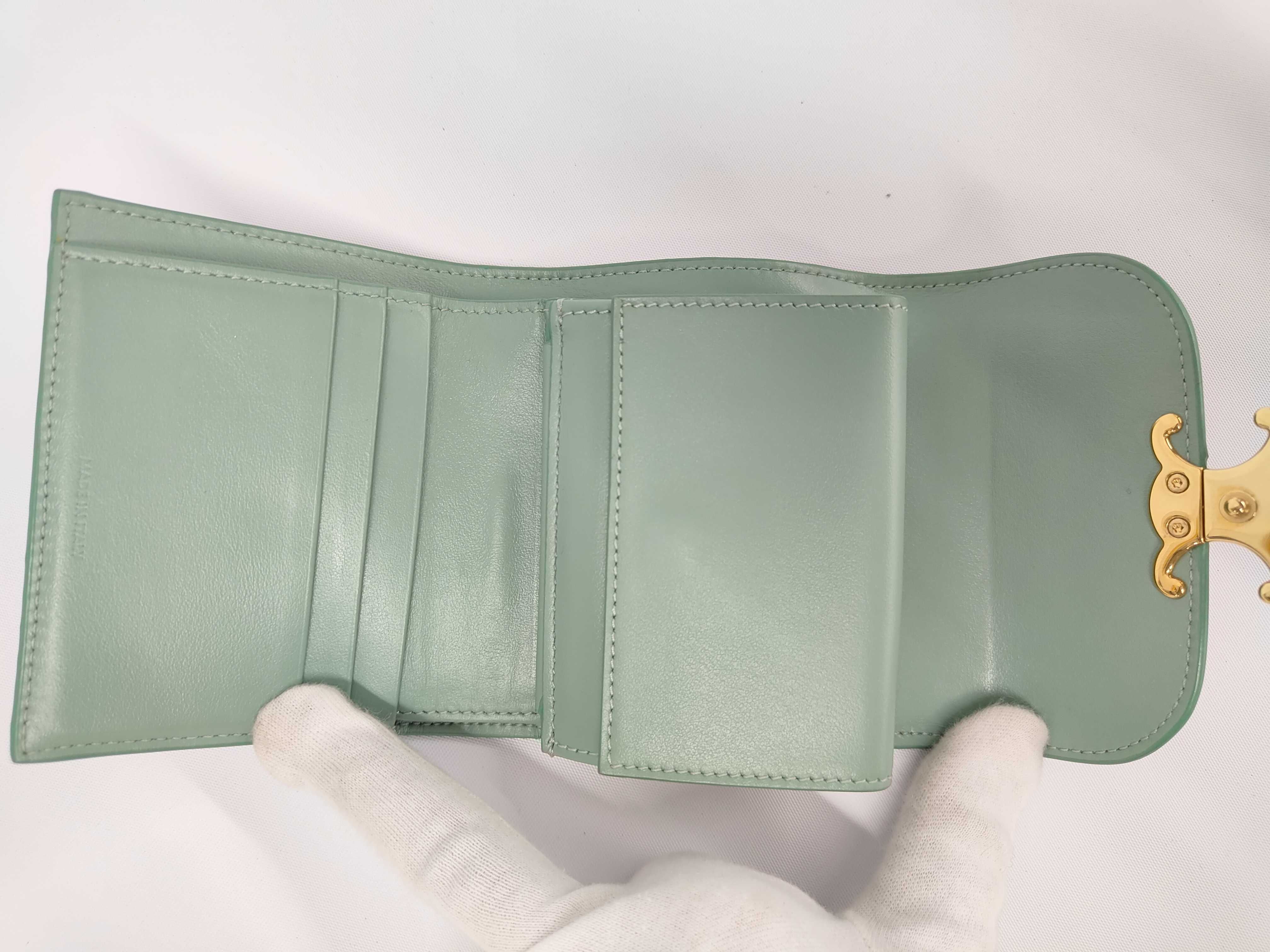 Triomphe Small Flap Wallet Leather Compact Wallet Green — view 7