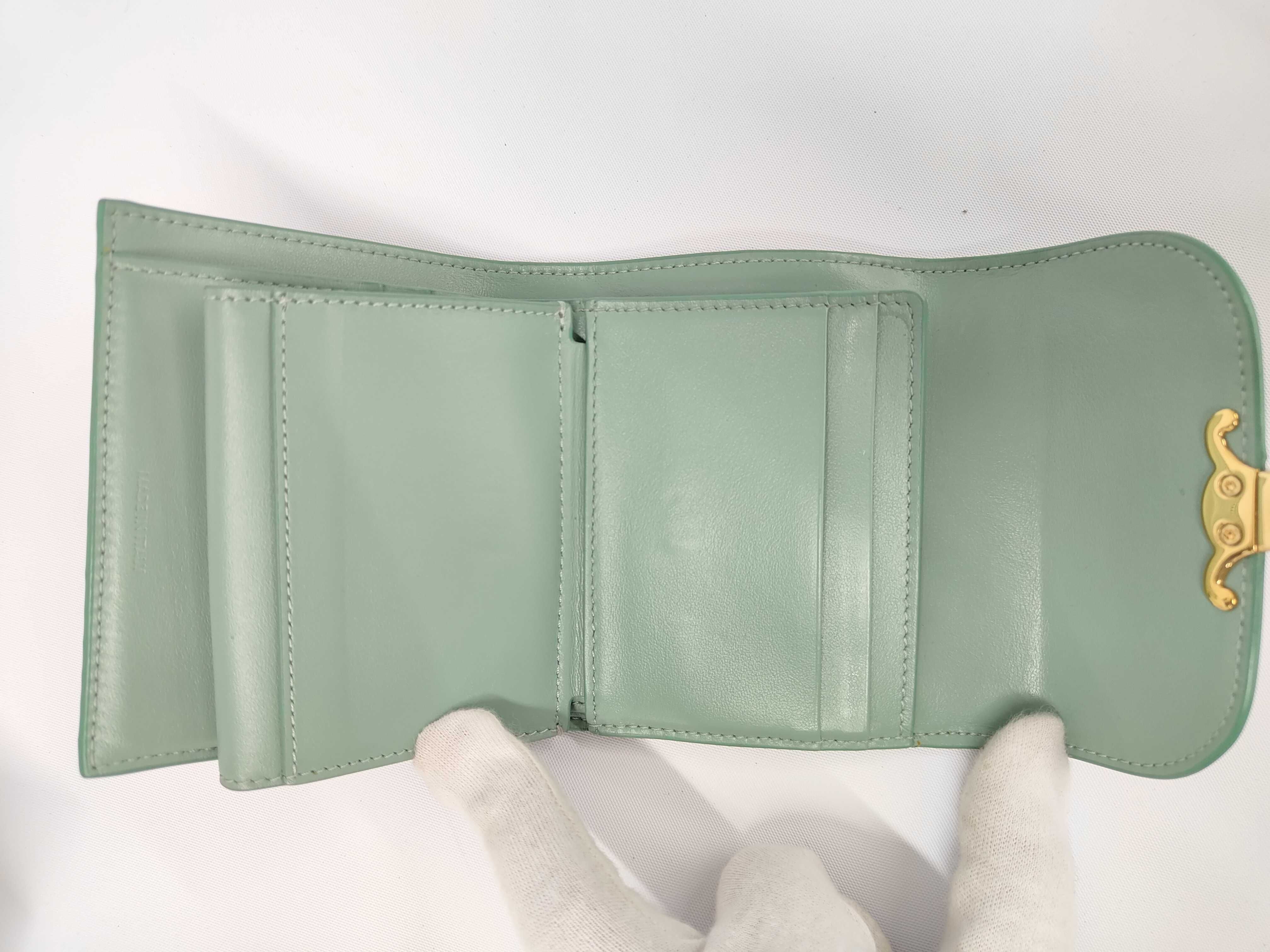 Triomphe Small Flap Wallet Leather Compact Wallet Green — view 8