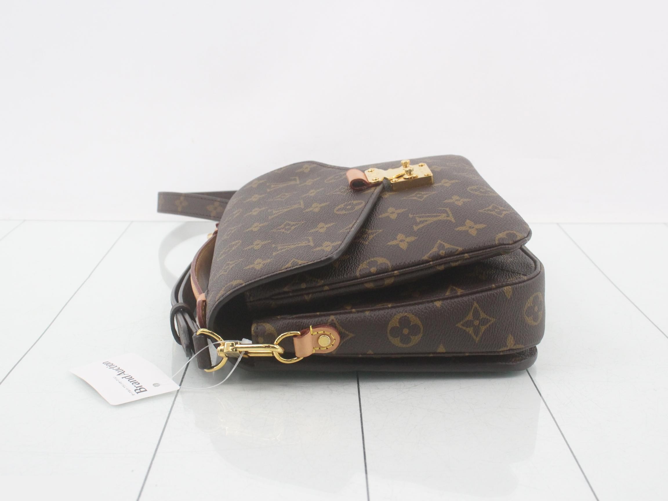 Monogram Pochette Métis MM 2-Way Shoulder/Handbag — view 4