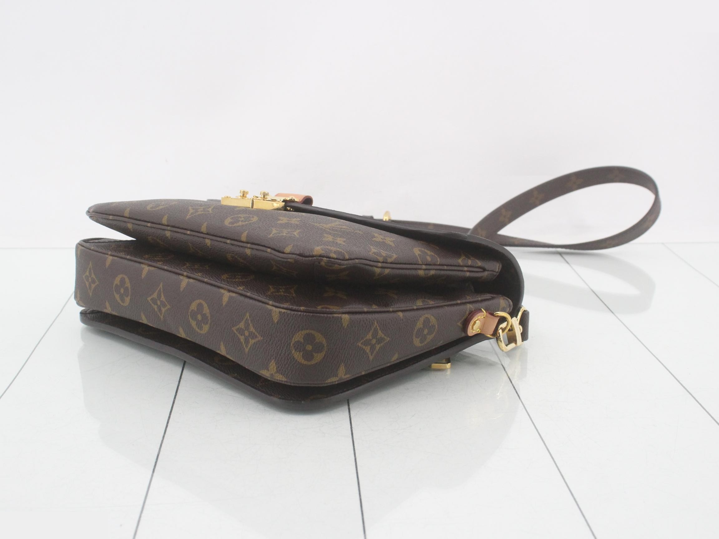 Monogram Pochette Métis MM 2-Way Shoulder/Handbag — view 6