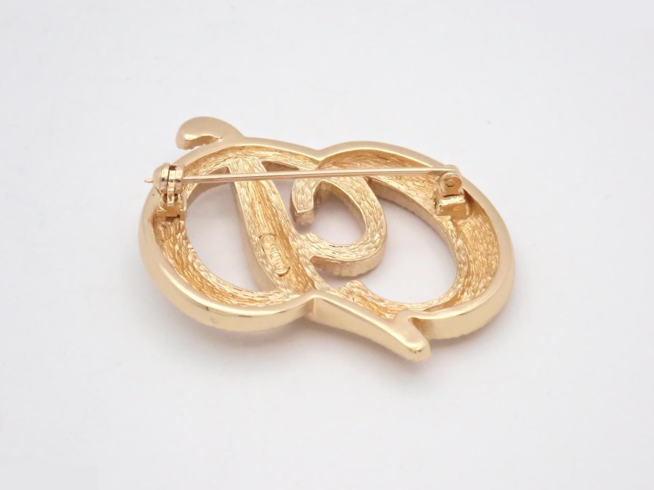 brooch — view 2