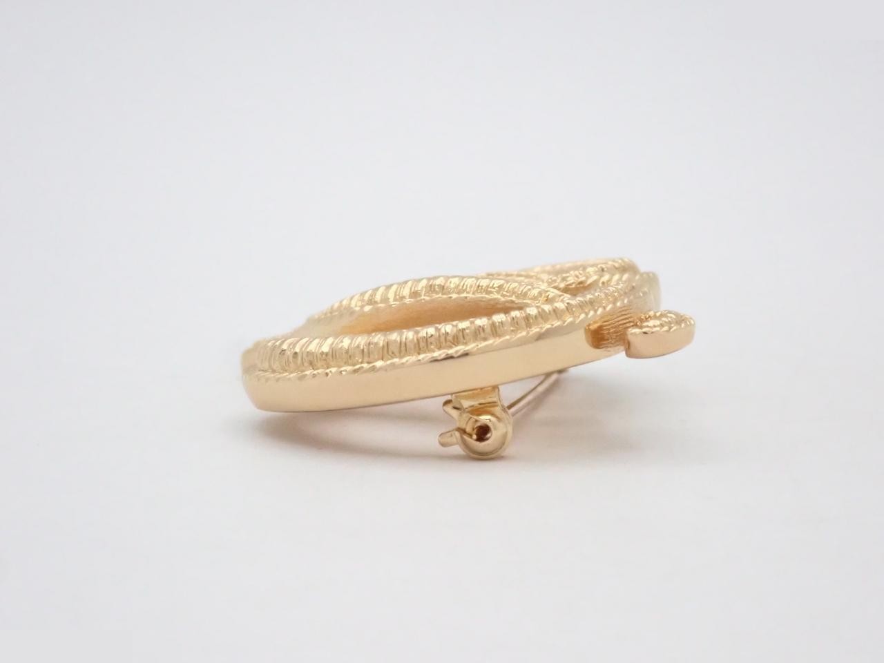 brooch — view 3
