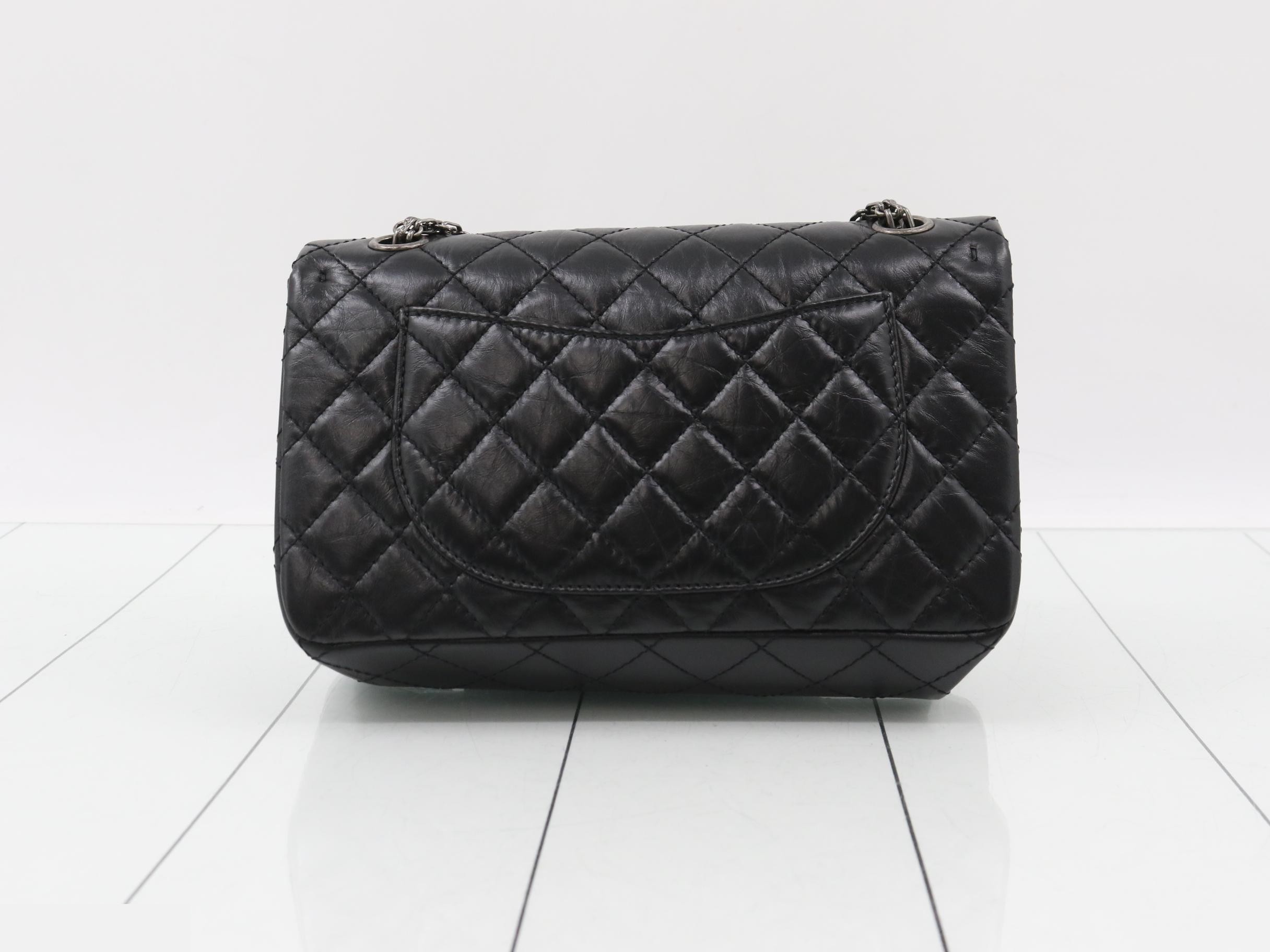 2.55 line Matelassé shoulder bag, serial number 28 series. — view 2