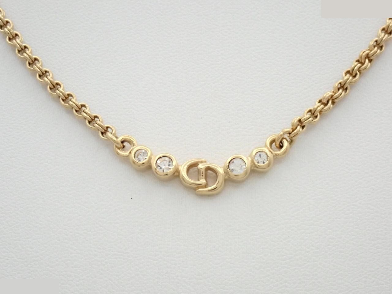 Gold necklace with stone, chain approximately 42cm long.