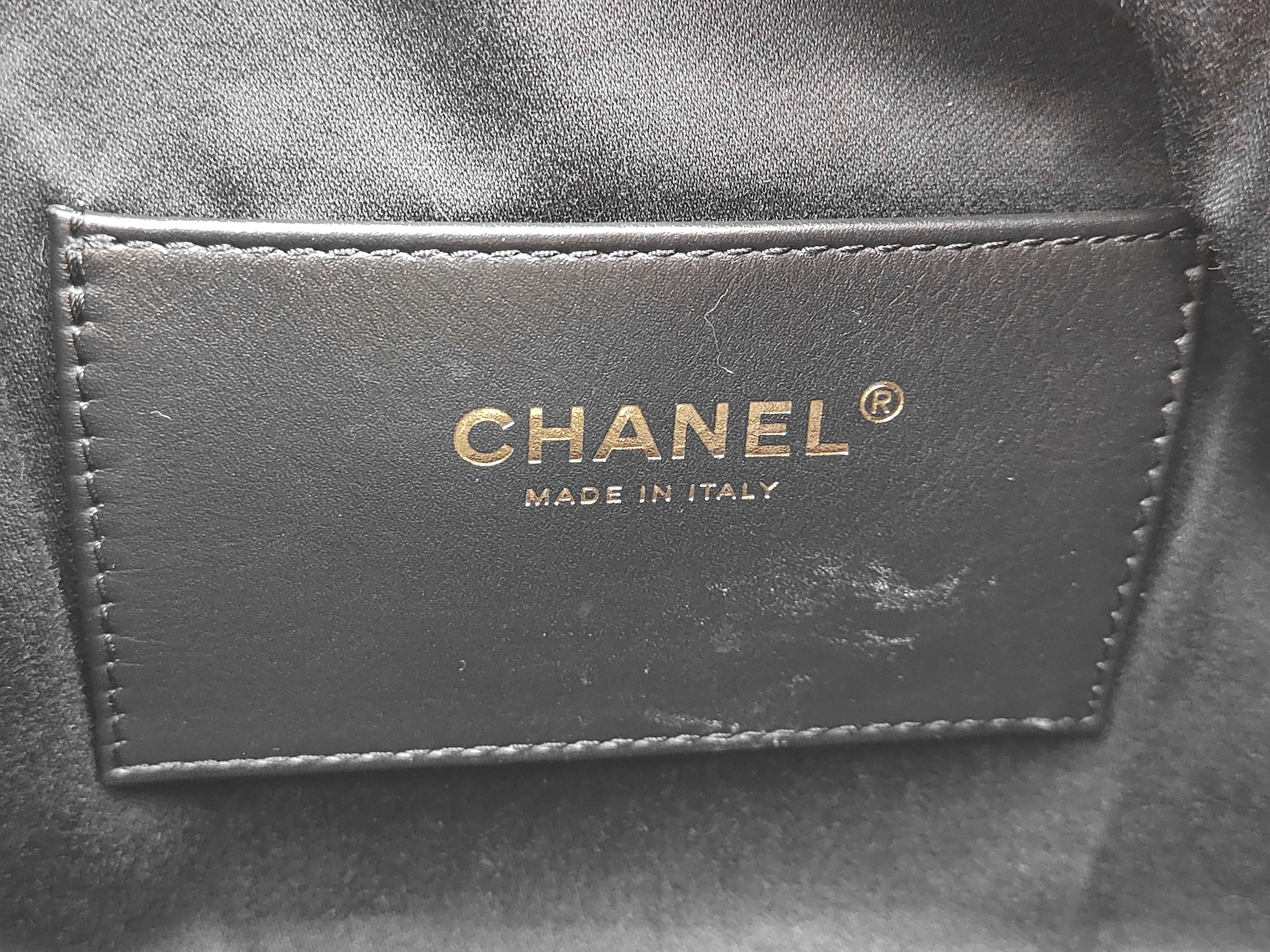 25 Small Caviar Skin Shoulder Bag (Random Serial Number) — view 13