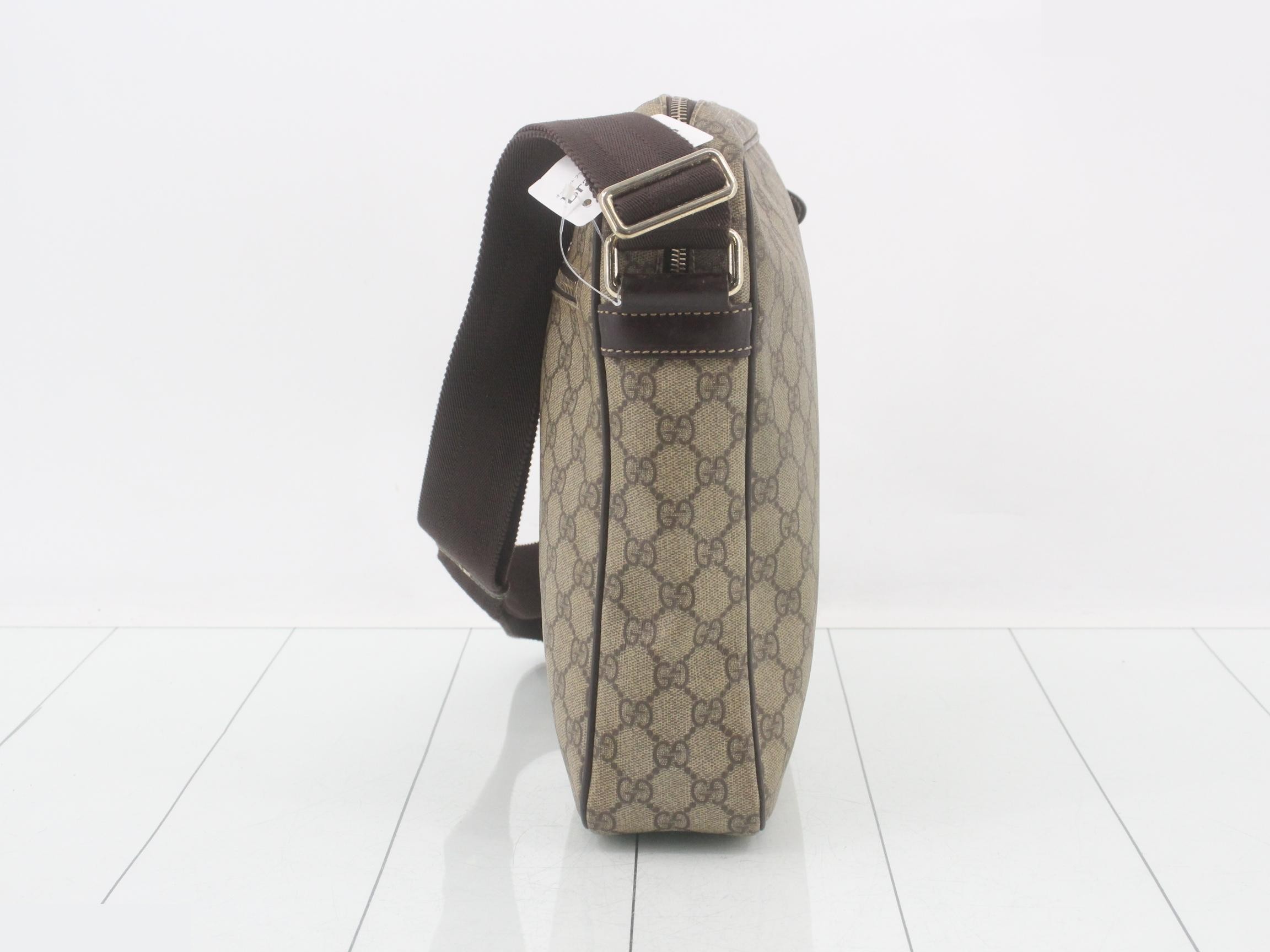 GG Supreme Shoulder Bag — view 3