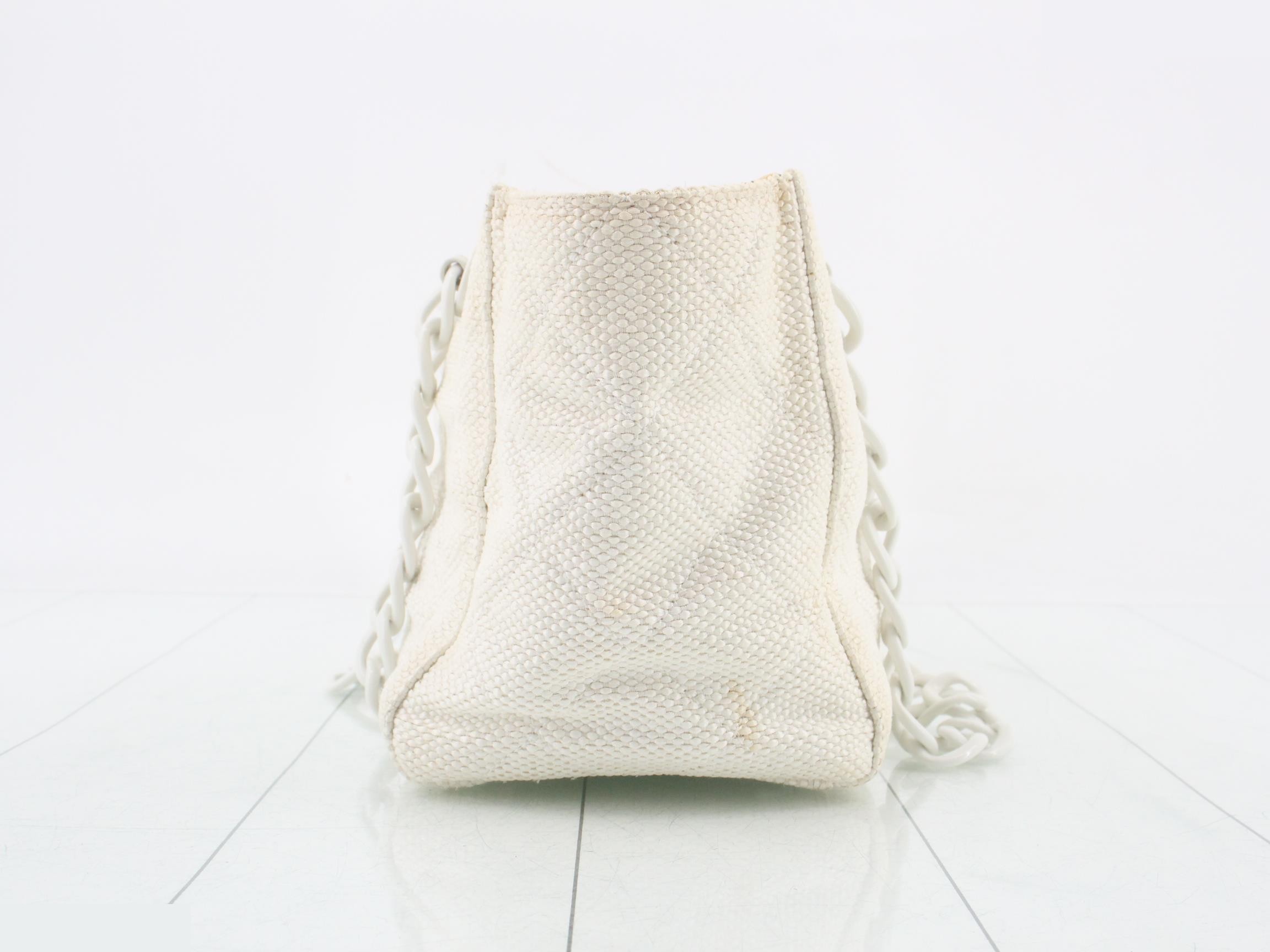 Plastic chain, hand — view 3