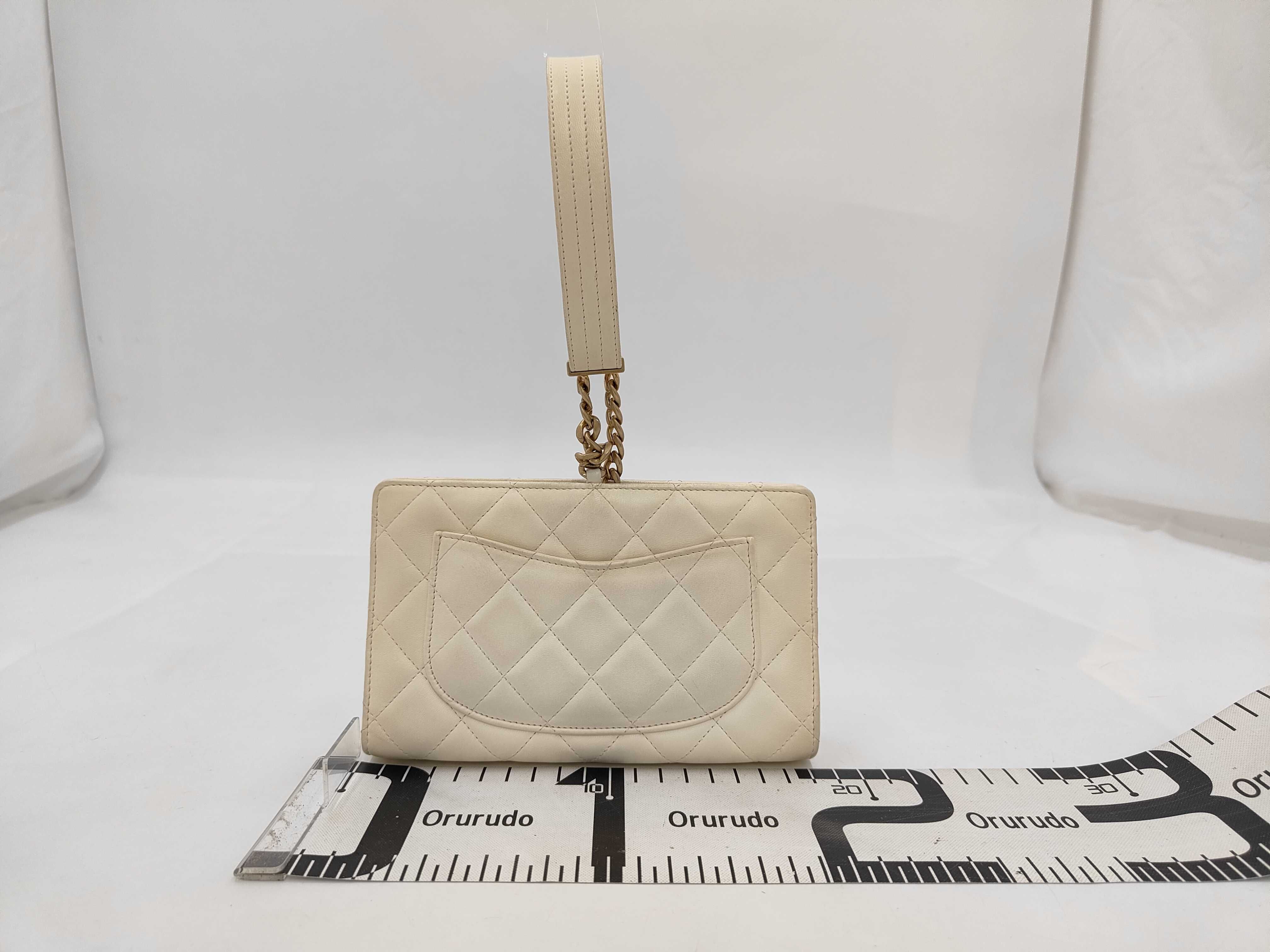 Matelasse Chain Handbag Lamb White Handbag — view 2