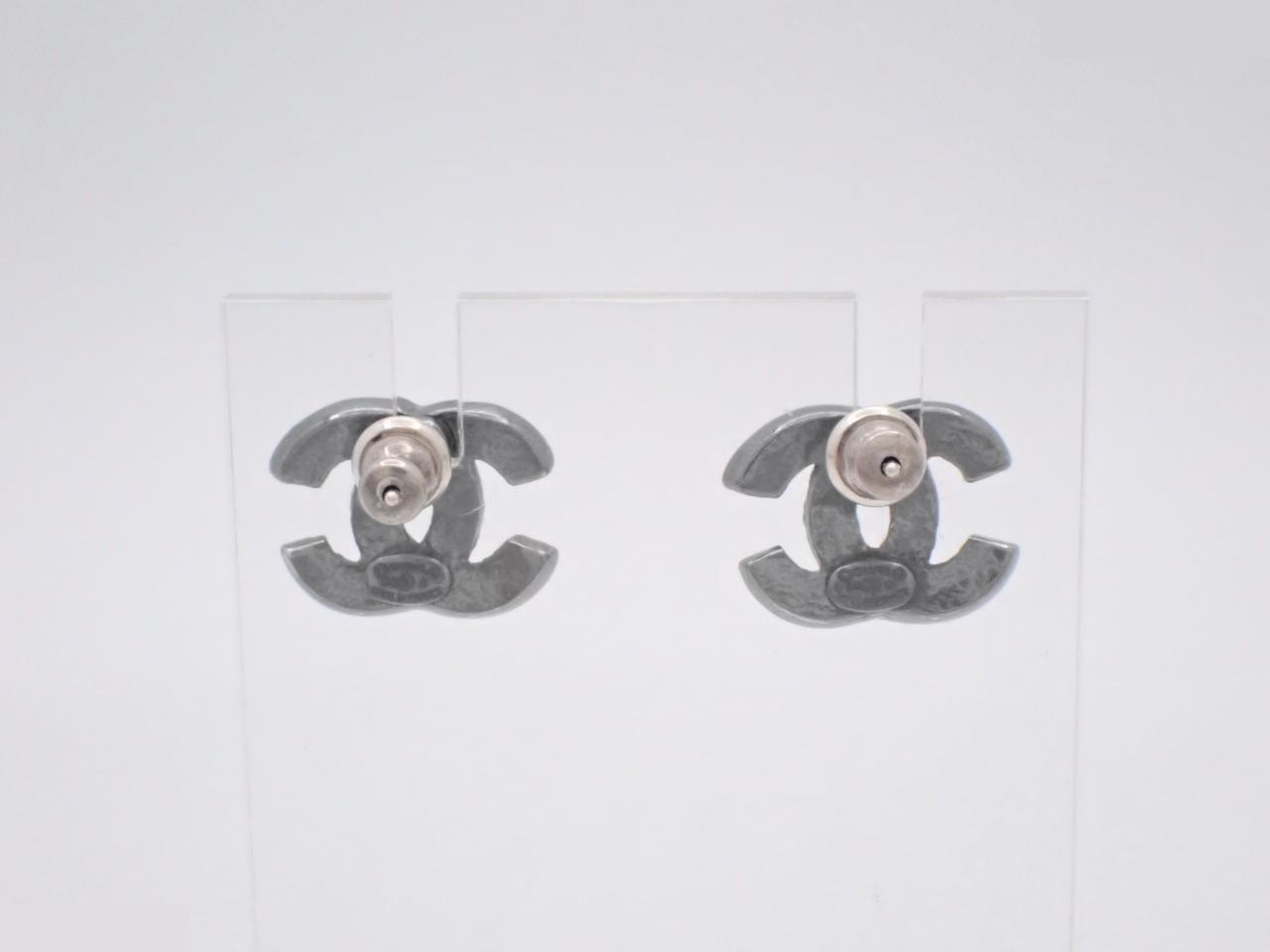 earrings, model 05C, Coco Mark, rhinestone, gunmetal finish, 1.5cm wide. — view 2