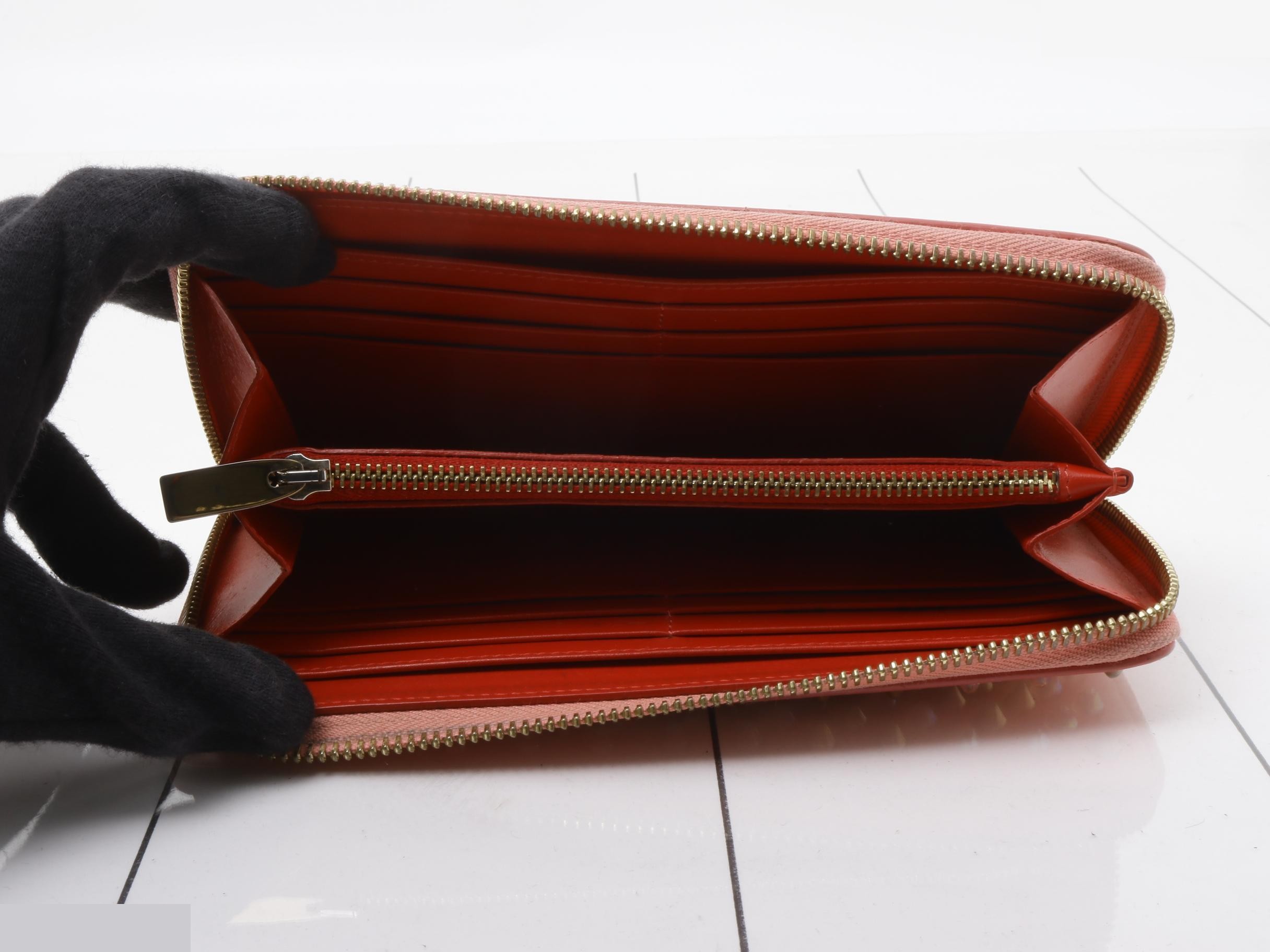 Other lines: Bags and Wallets — view 4