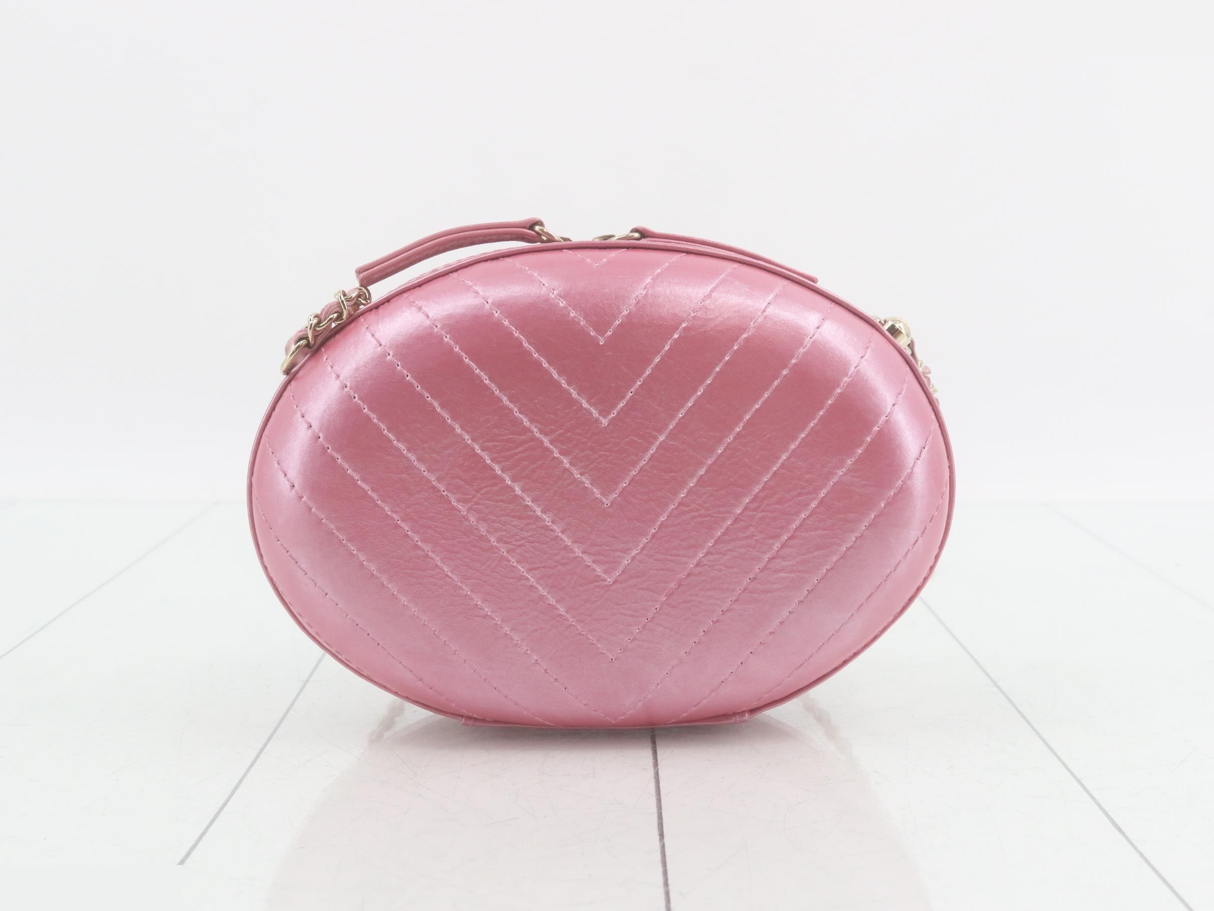 Chain shoulder bag, chevron pattern, oval shape, calfskin, pink, gold hardware. — view 2