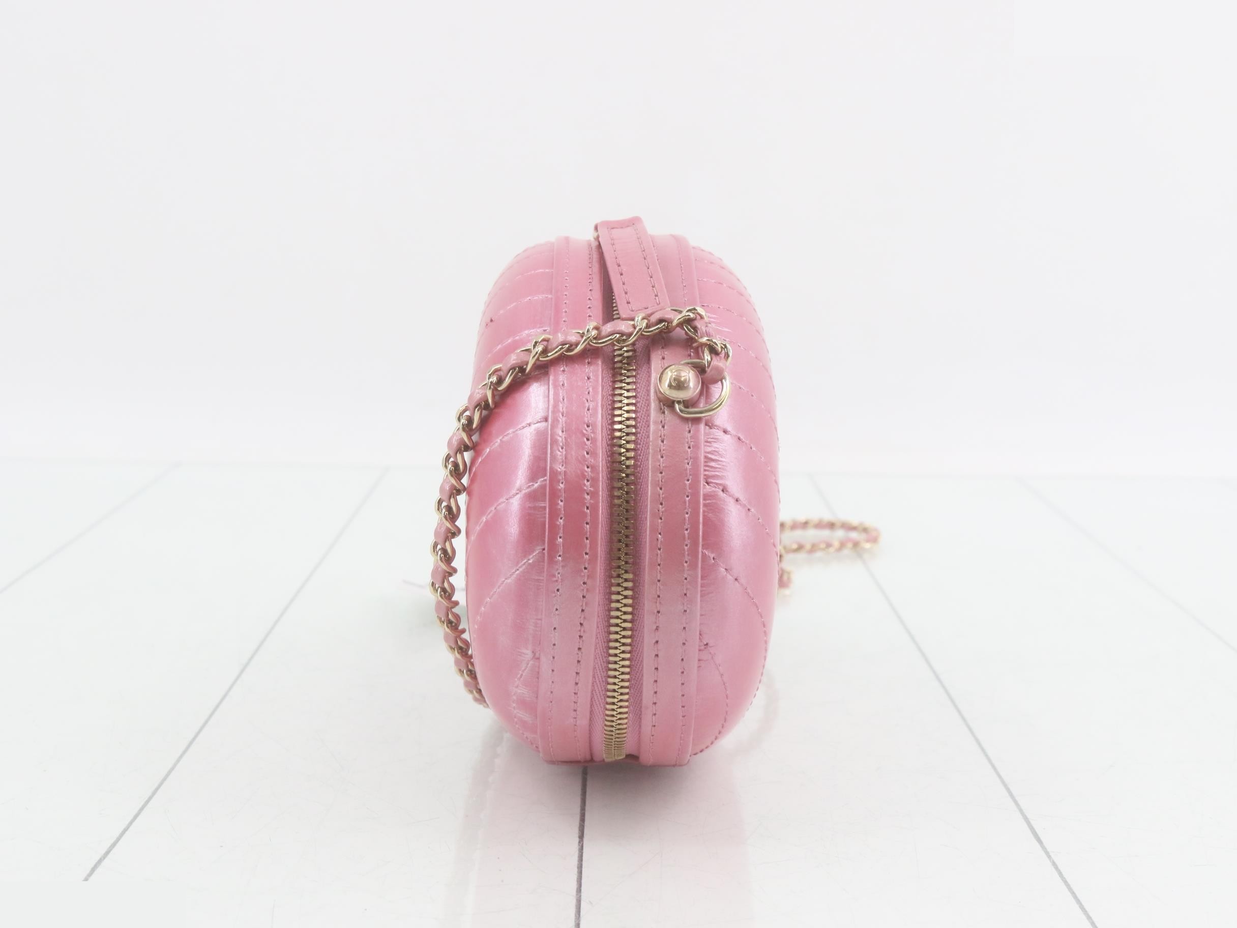 Chain shoulder bag, chevron pattern, oval shape, calfskin, pink, gold hardware. — view 3