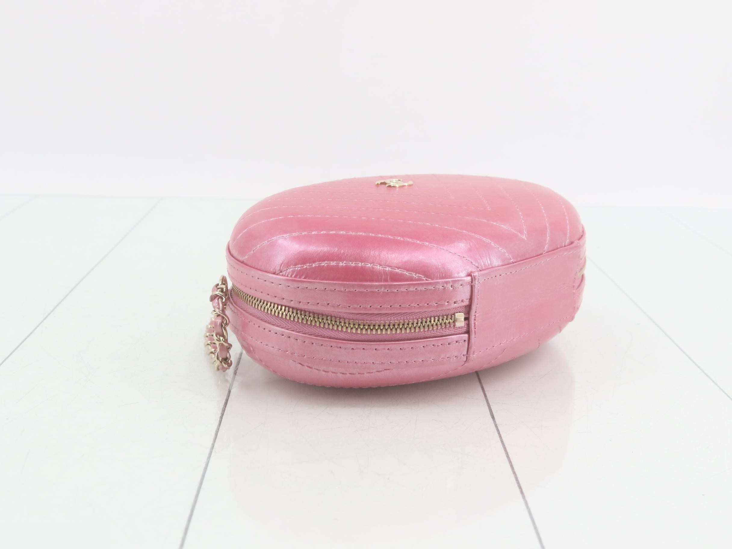 Chain shoulder bag, chevron pattern, oval shape, calfskin, pink, gold hardware. — view 5