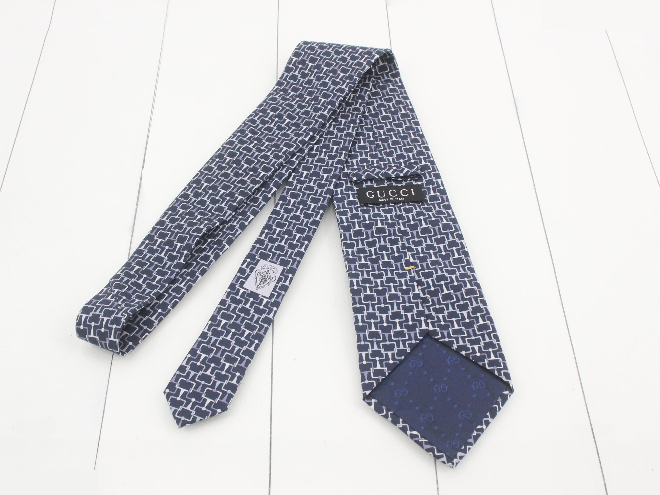 tie — view 2