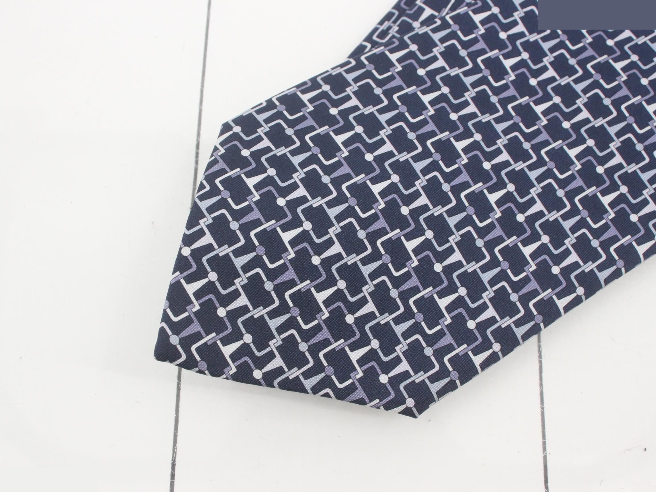 tie — view 3