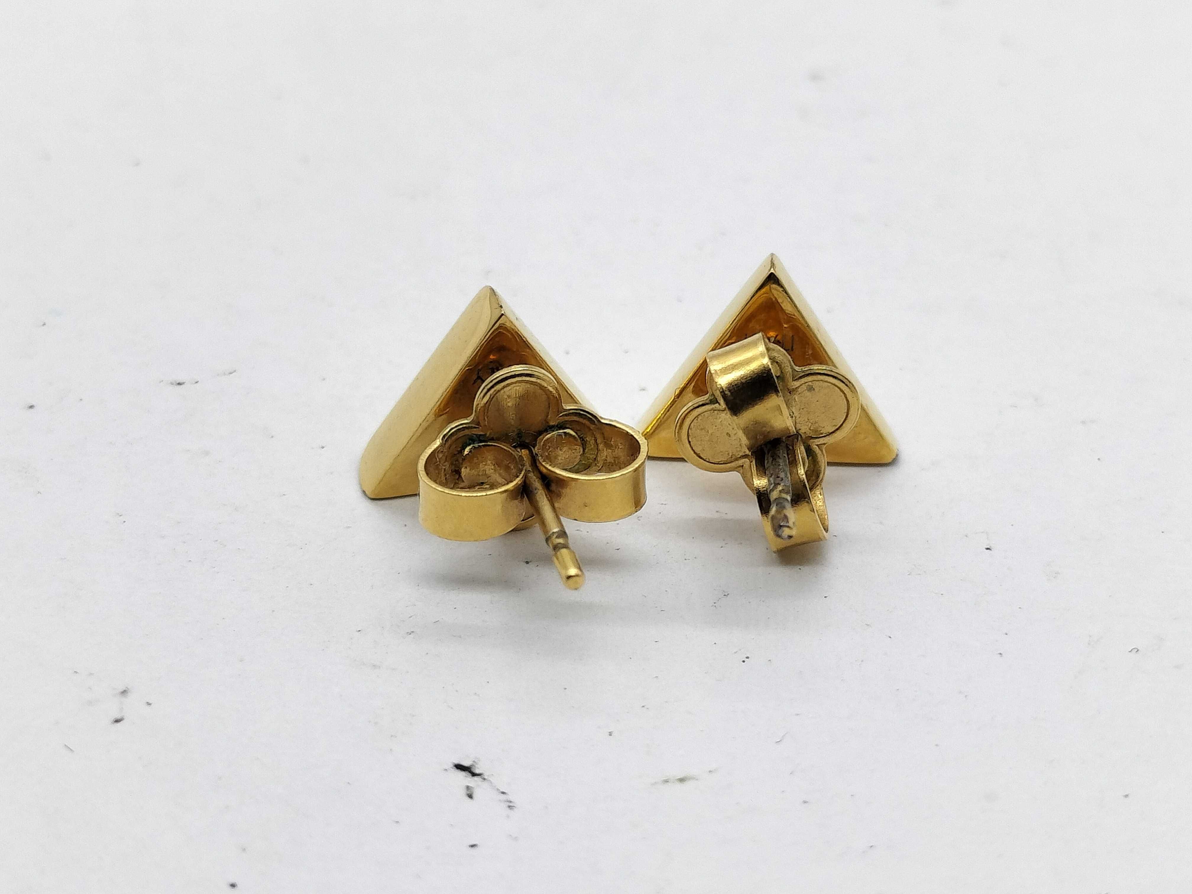 M68153 Essential V LE 0290 Earrings — view 2