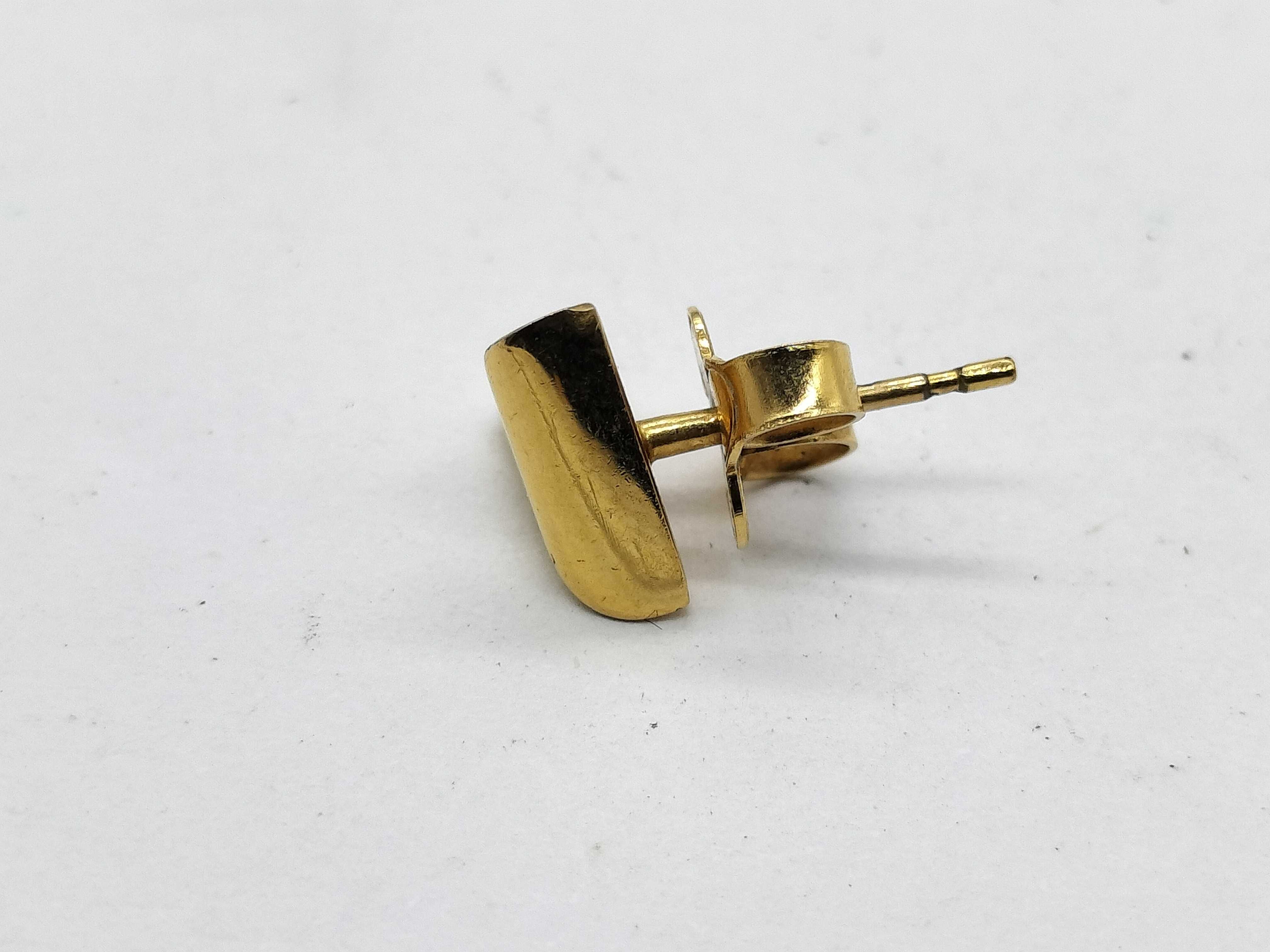 M68153 Essential V LE 0290 Earrings — view 3