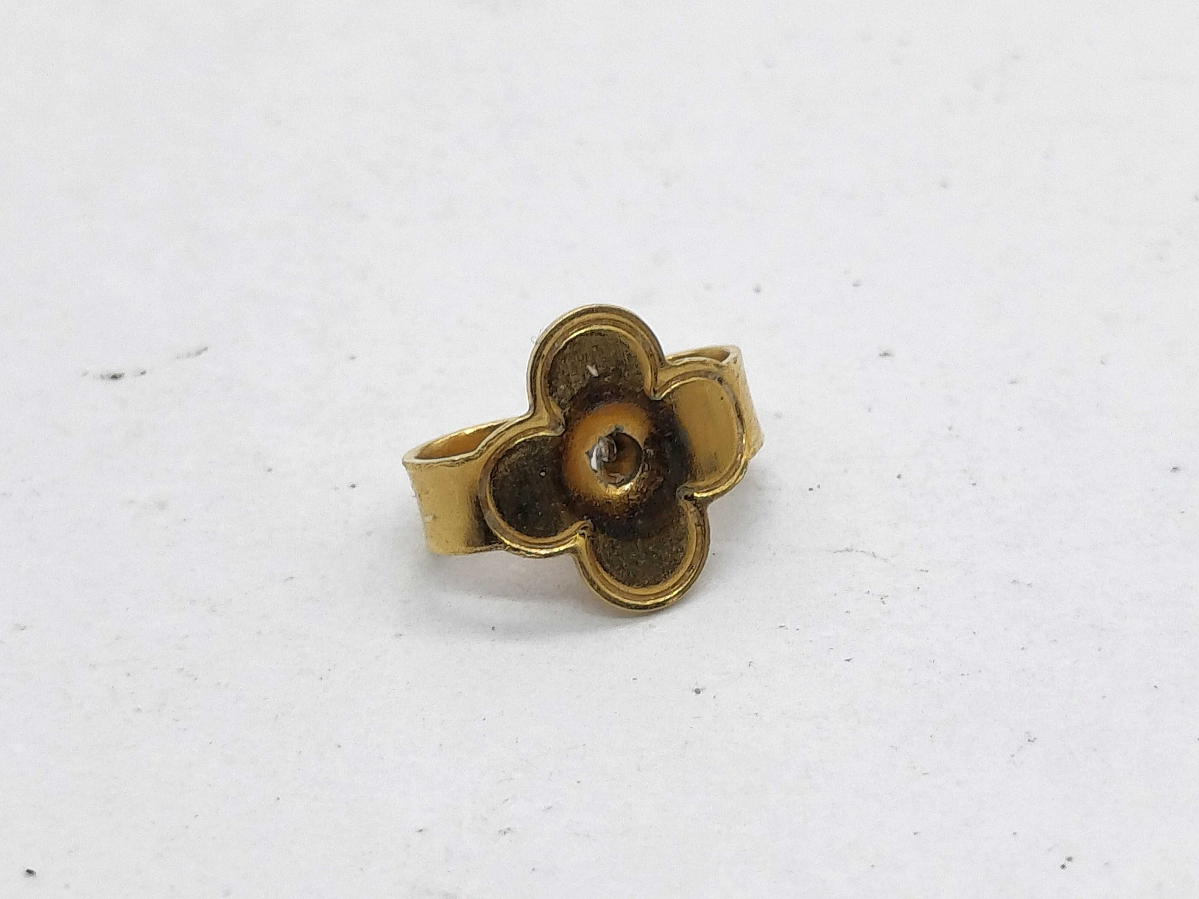 M68153 Essential V LE 0290 Earrings — view 4