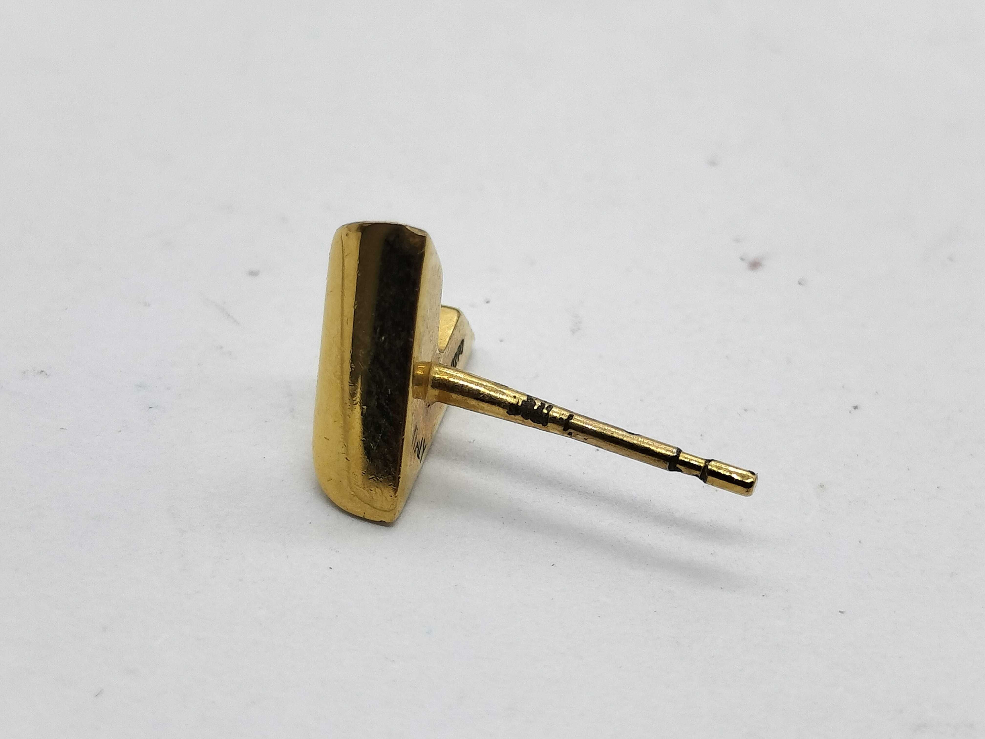 M68153 Essential V LE 0290 Earrings — view 6