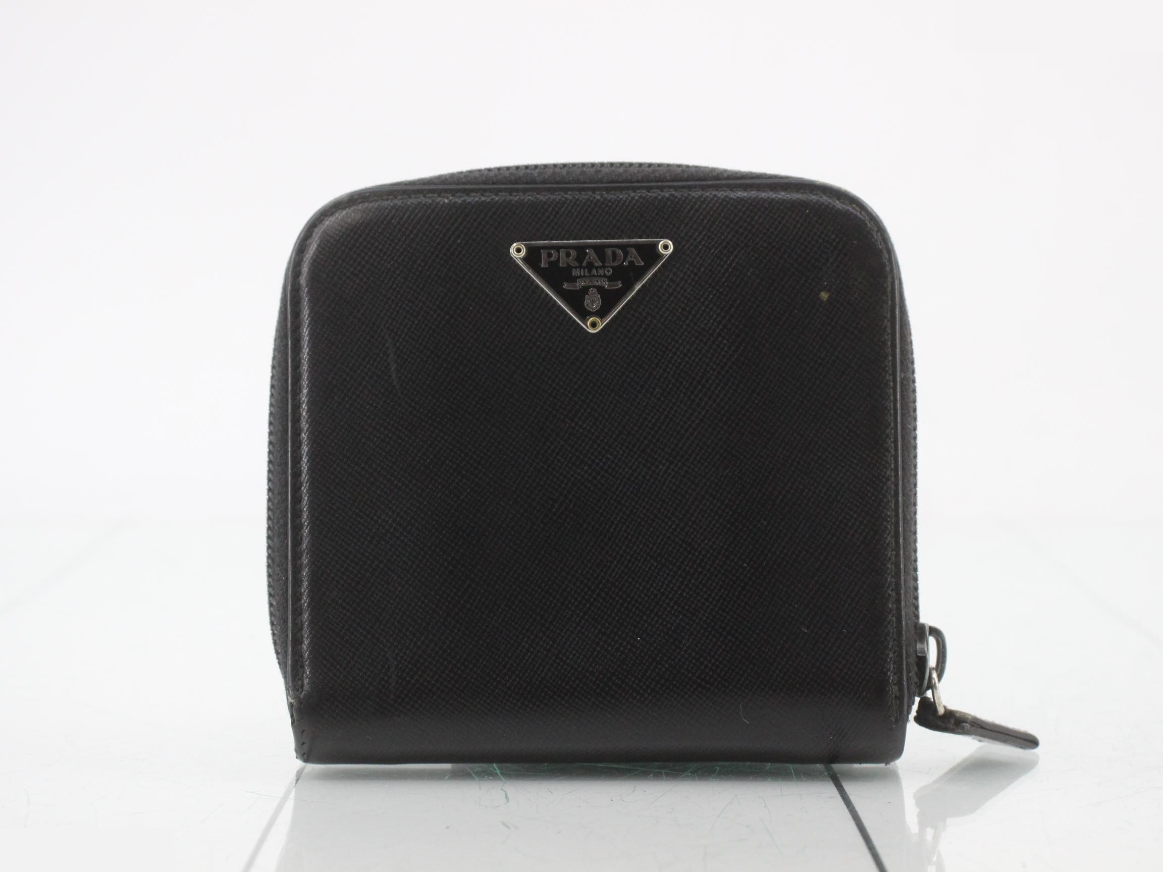 Bi-fold wallet with triangular plate