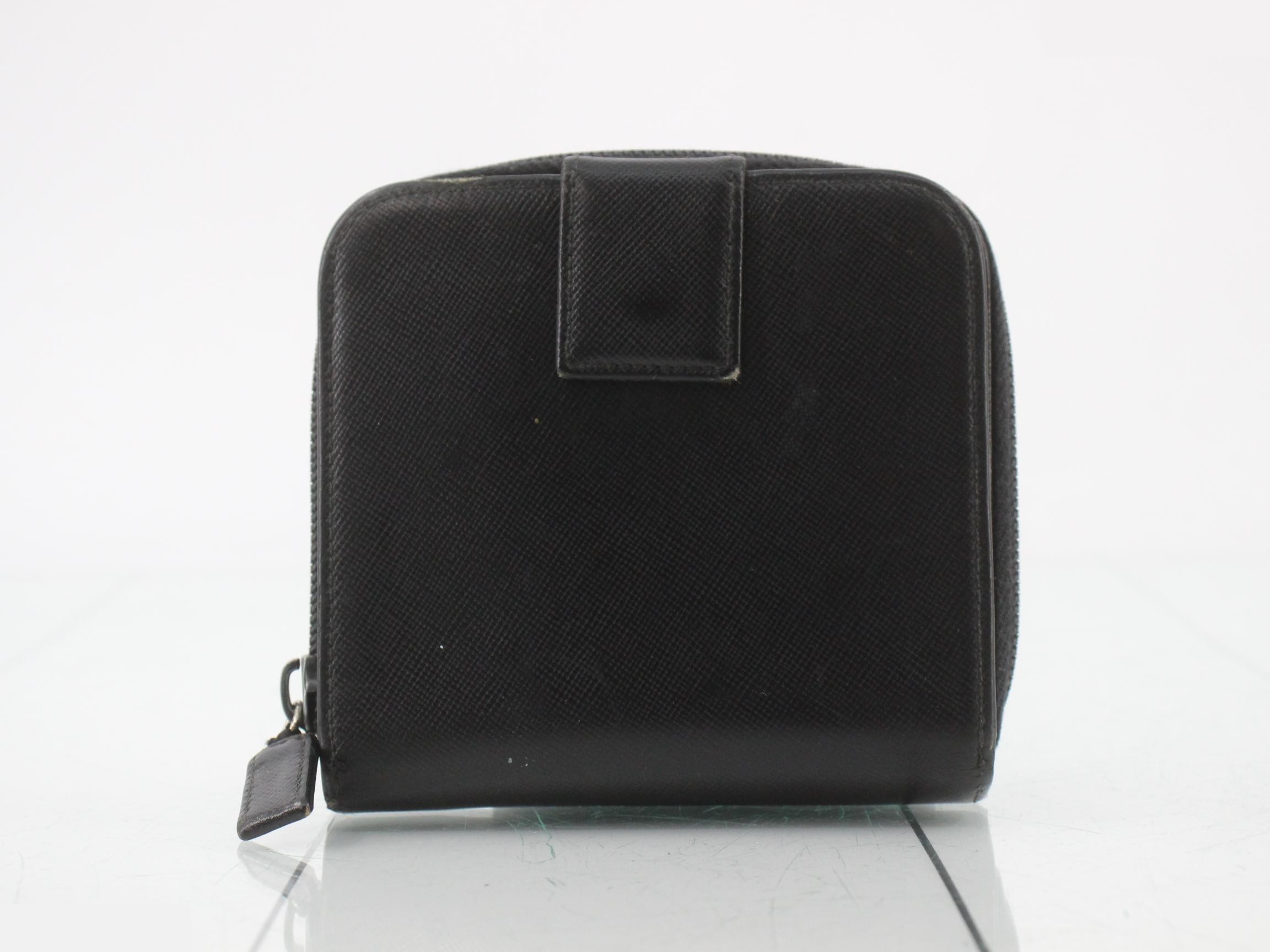 Bi-fold wallet with triangular plate — view 2
