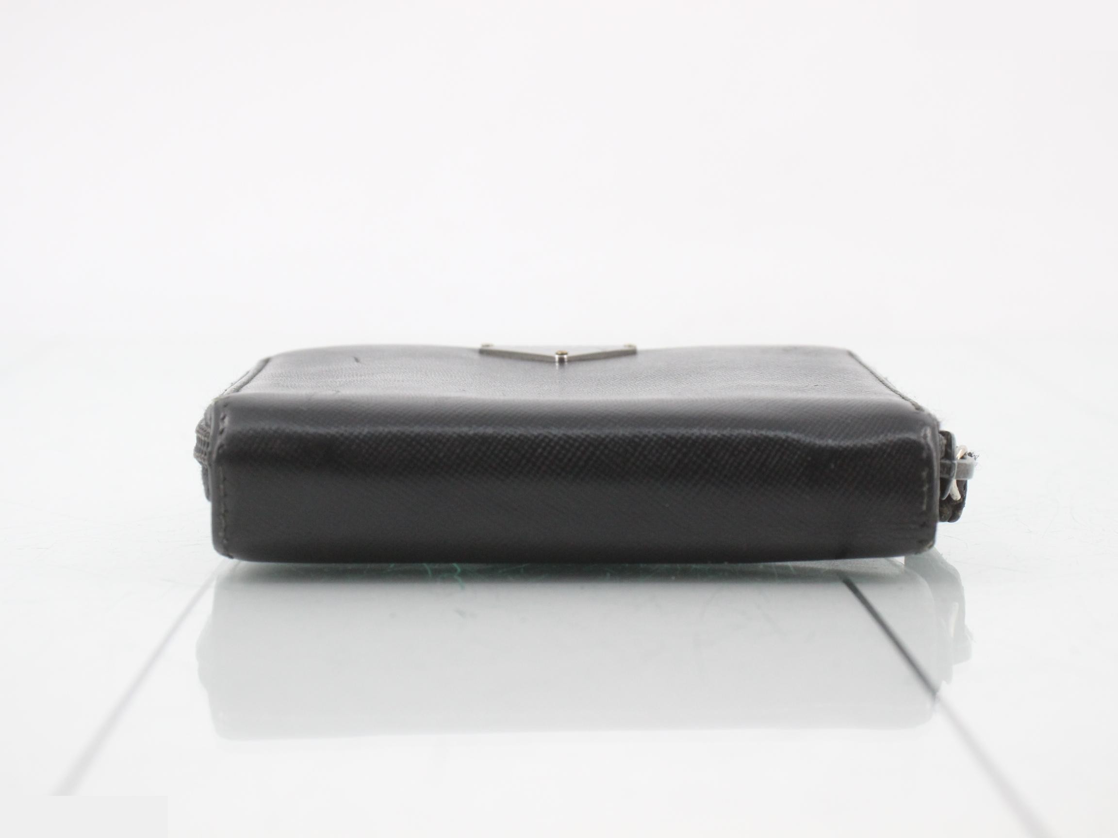 Bi-fold wallet with triangular plate — view 3