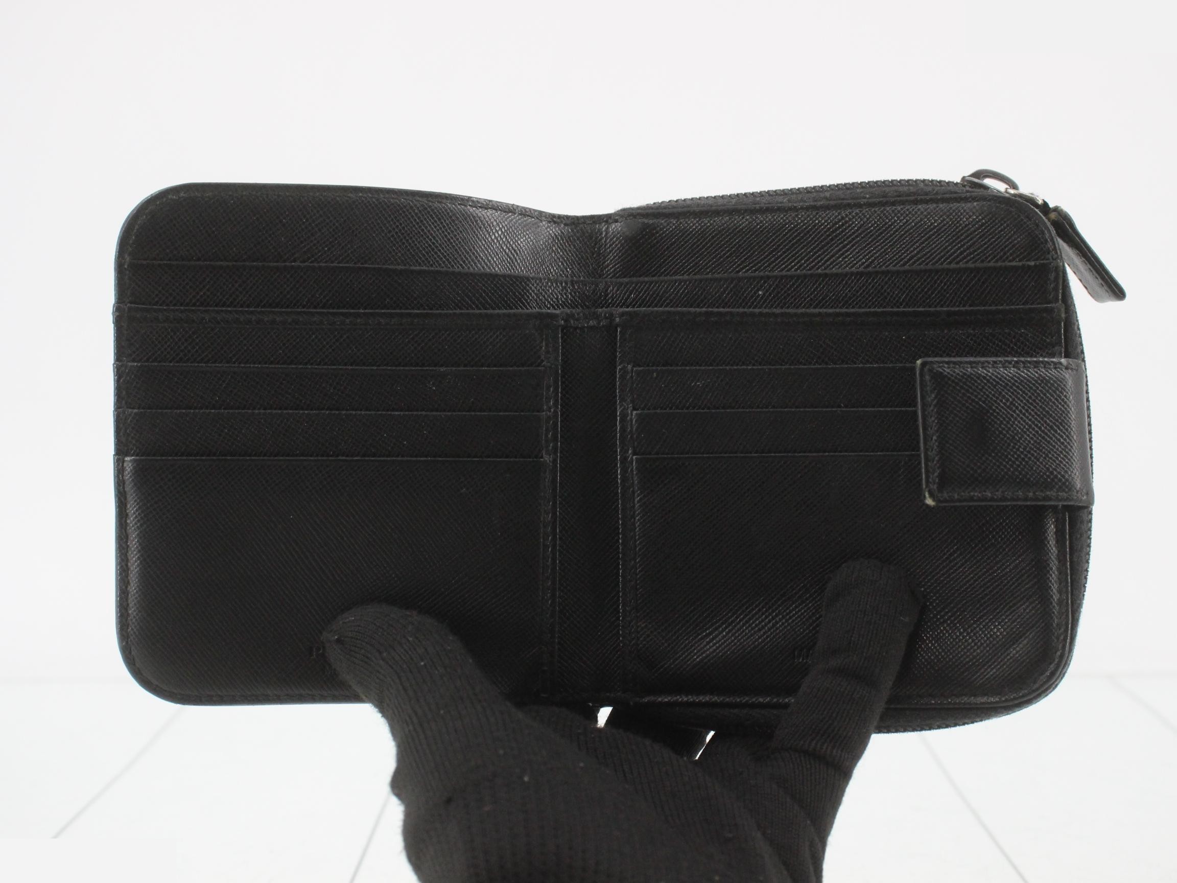 Bi-fold wallet with triangular plate — view 4