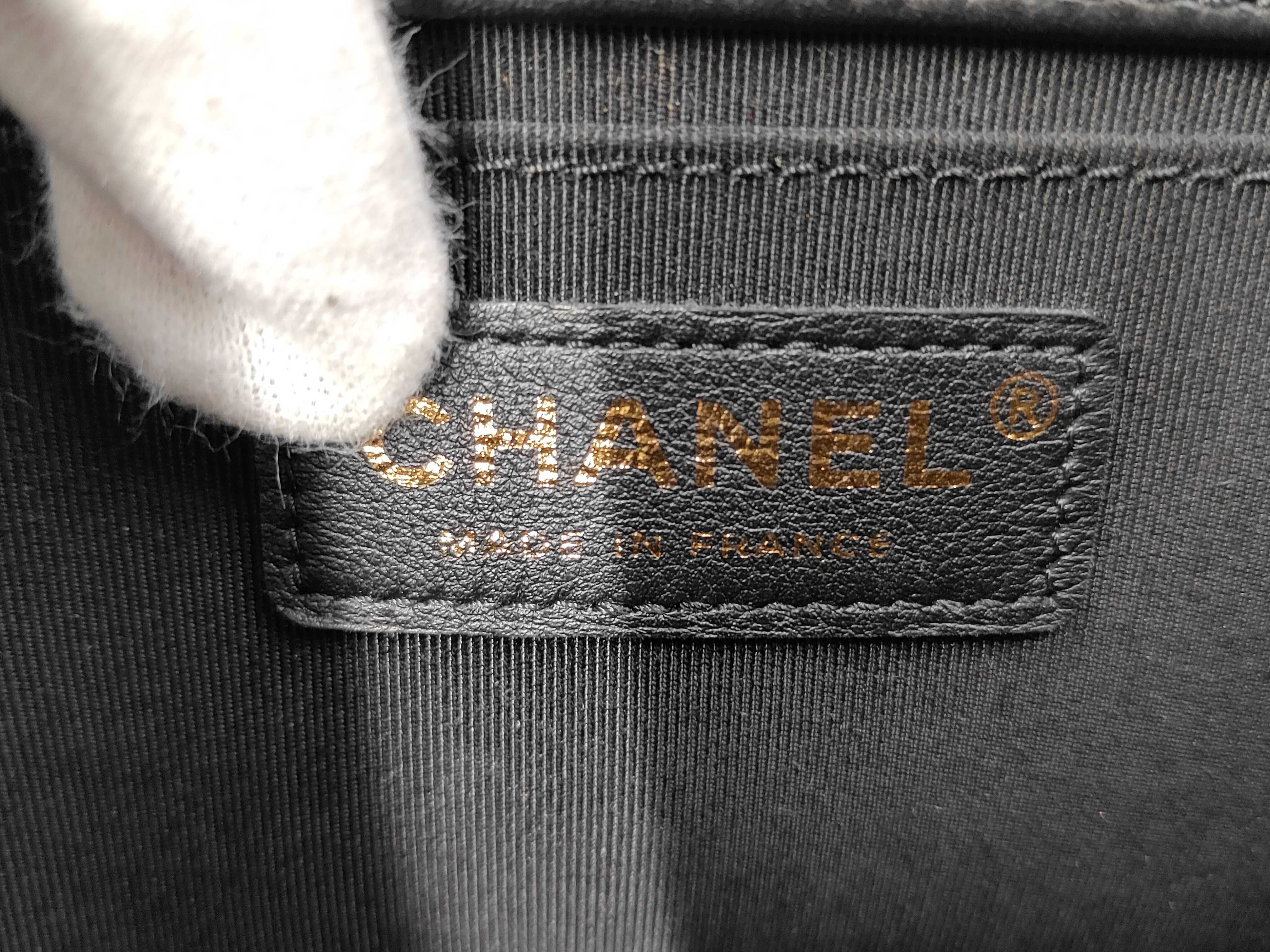 Boy Chanel 25 V-stitch Lambskin Shoulder Bag — view 9