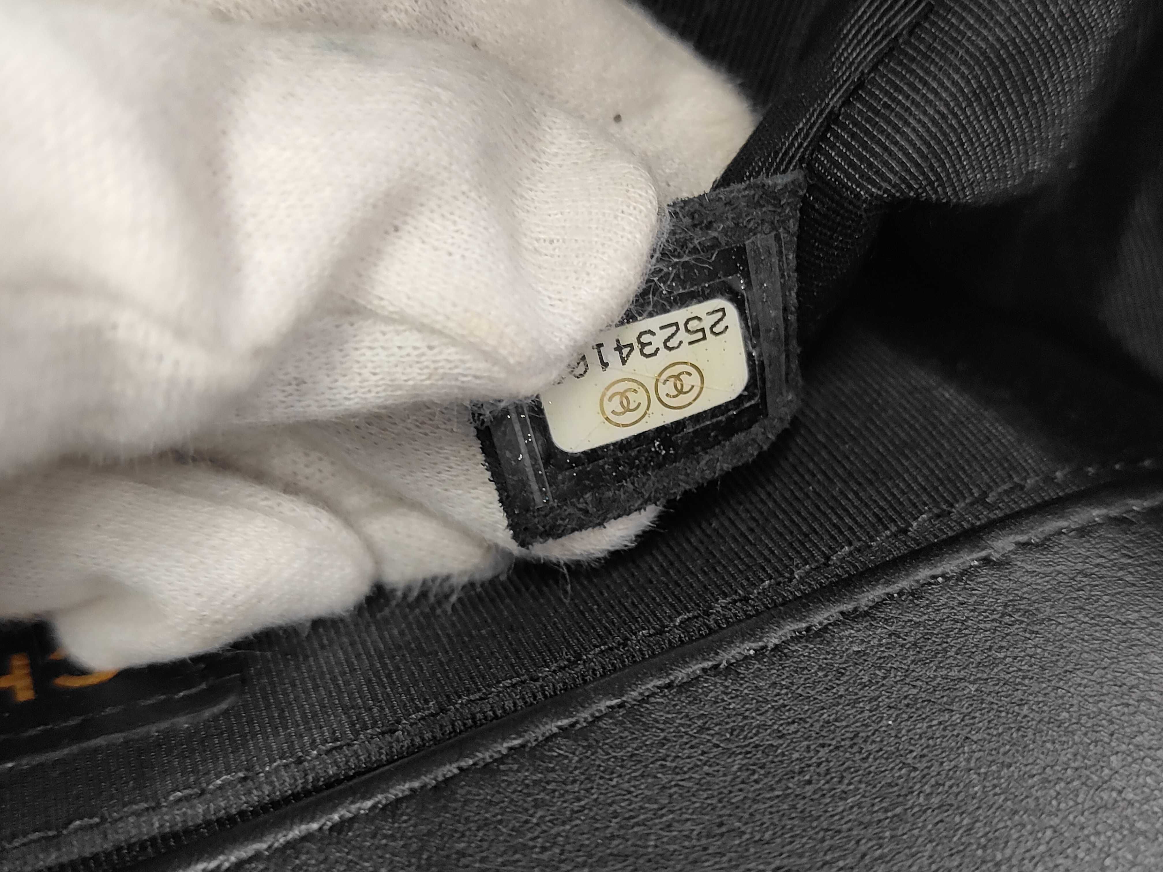 Boy Chanel 25 V-stitch Lambskin Shoulder Bag — view 10