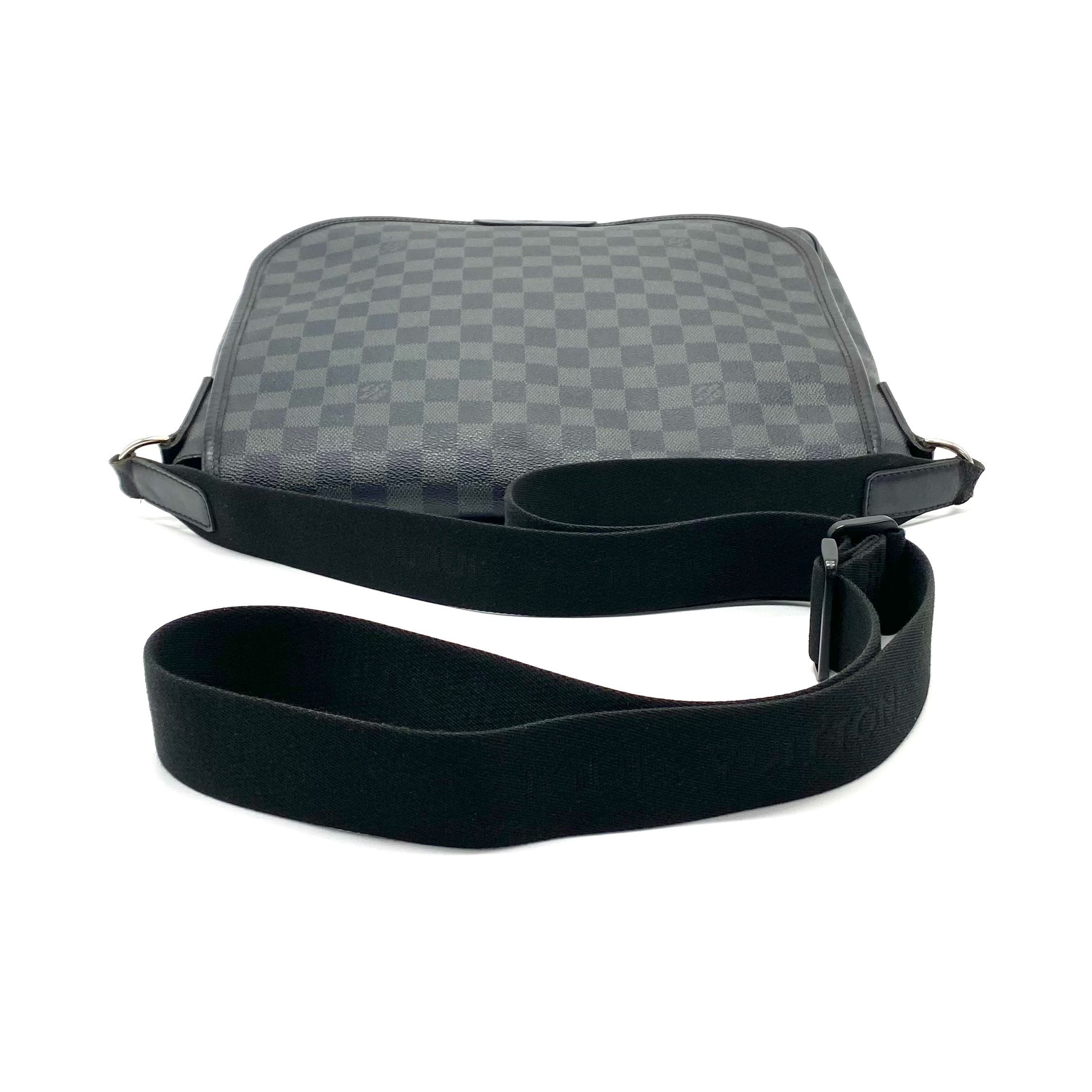 Damier Graphite Leather Shoulder Bag SP4170 — view 6