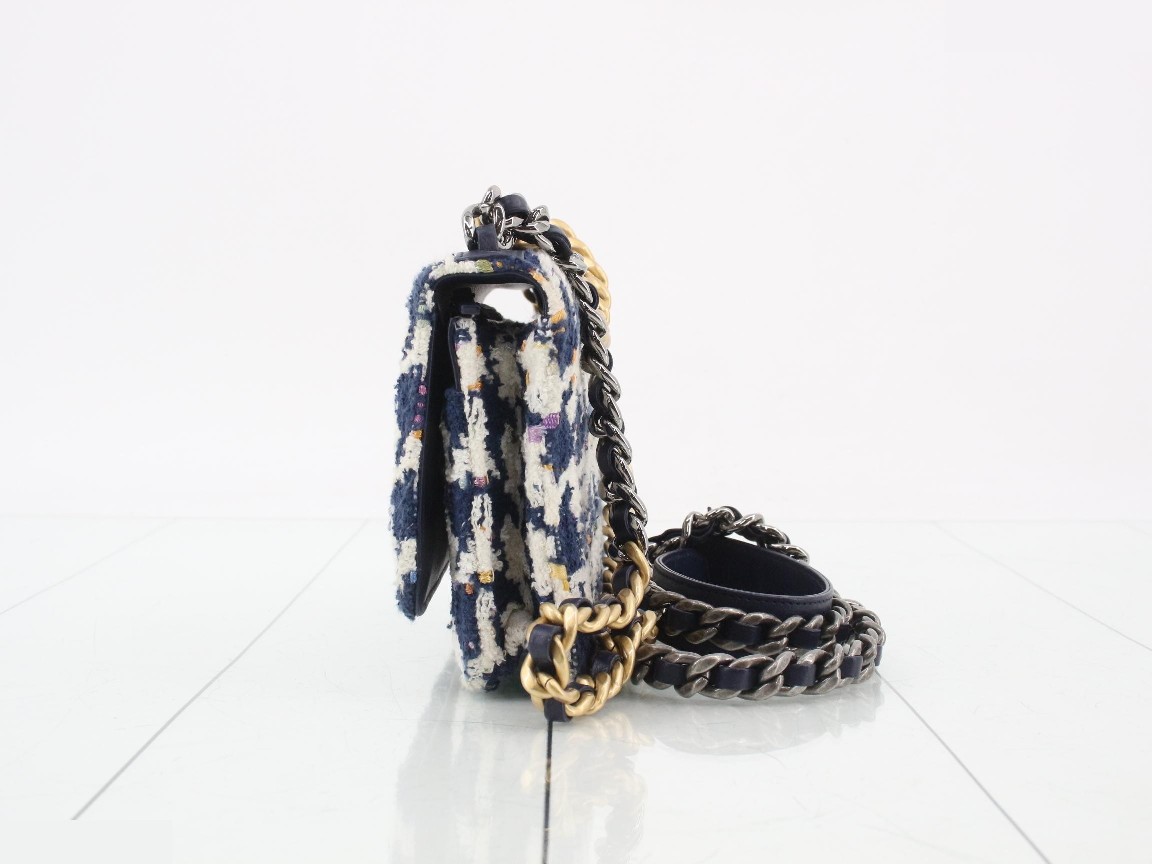 ＣＨＡＮＥＬ １９ — view 3