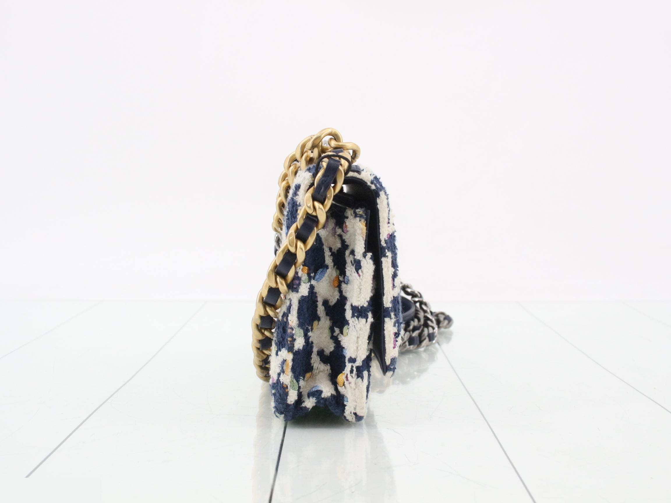 ＣＨＡＮＥＬ １９ — view 4