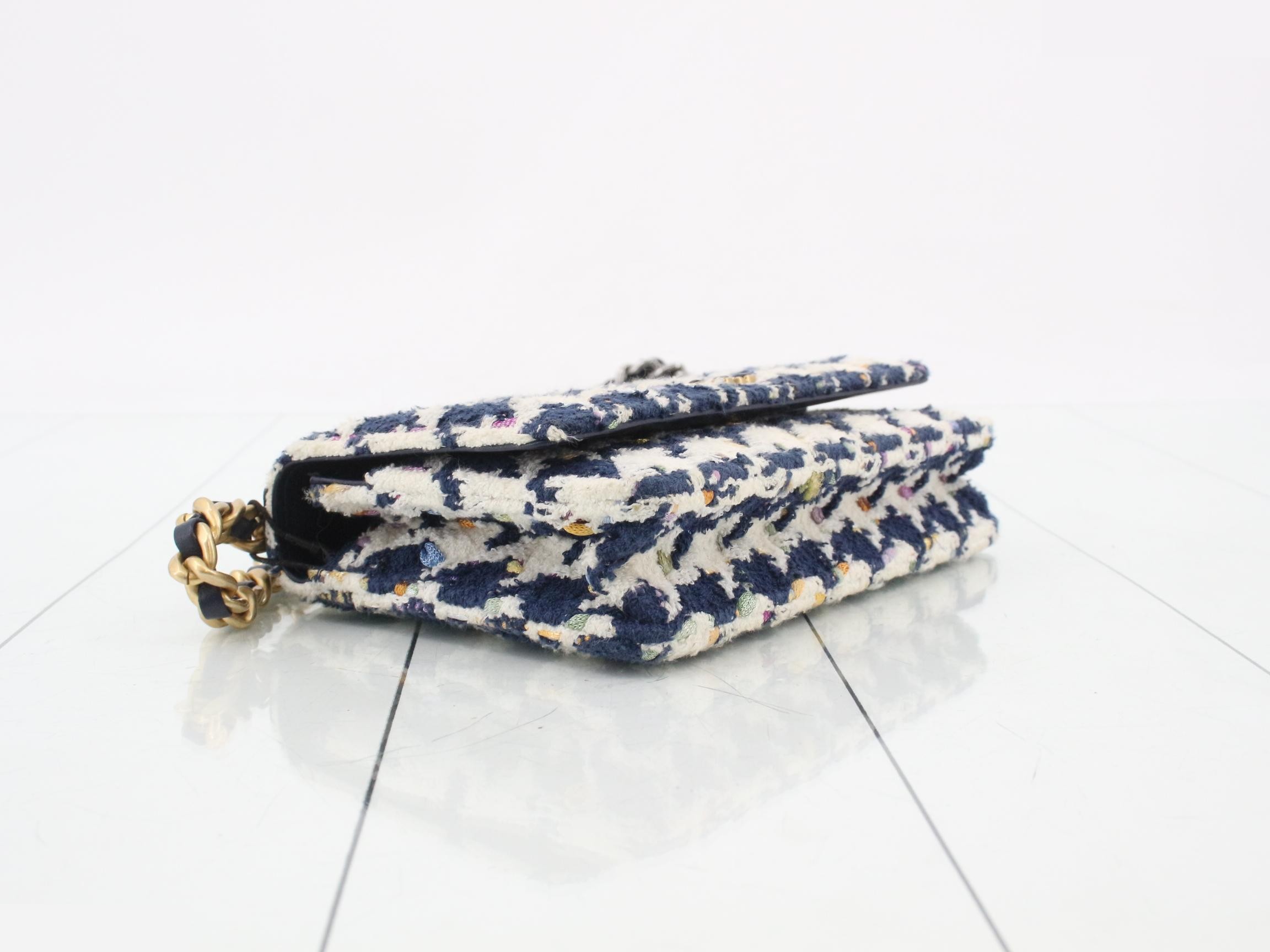 ＣＨＡＮＥＬ １９ — view 5