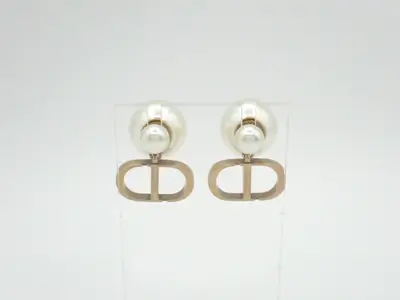 Gold pearl earrings