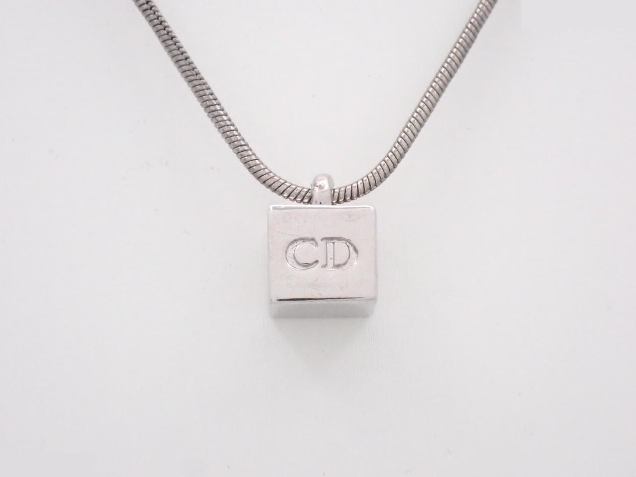 necklace, chain approximately 42cm
