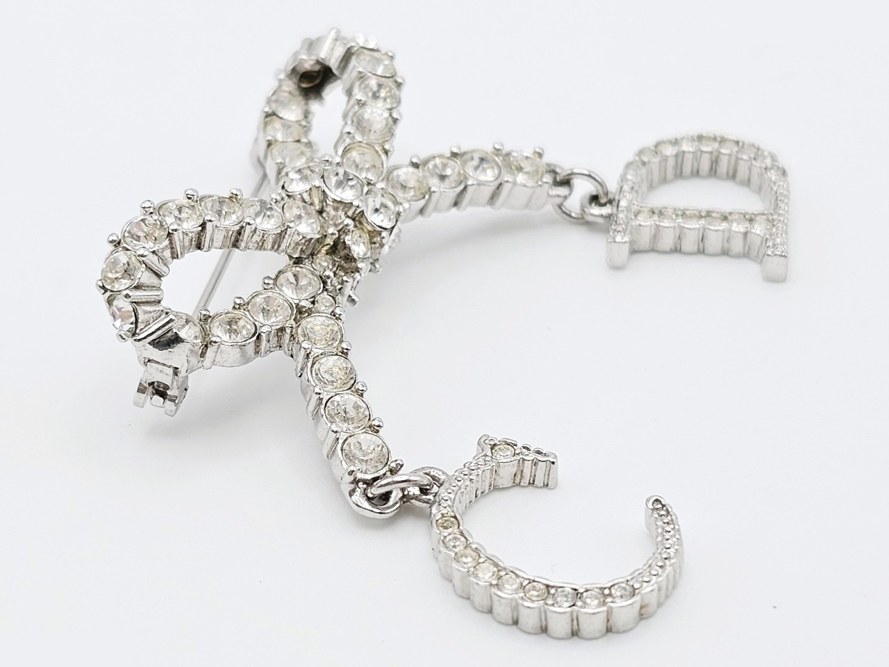 brooch — view 3