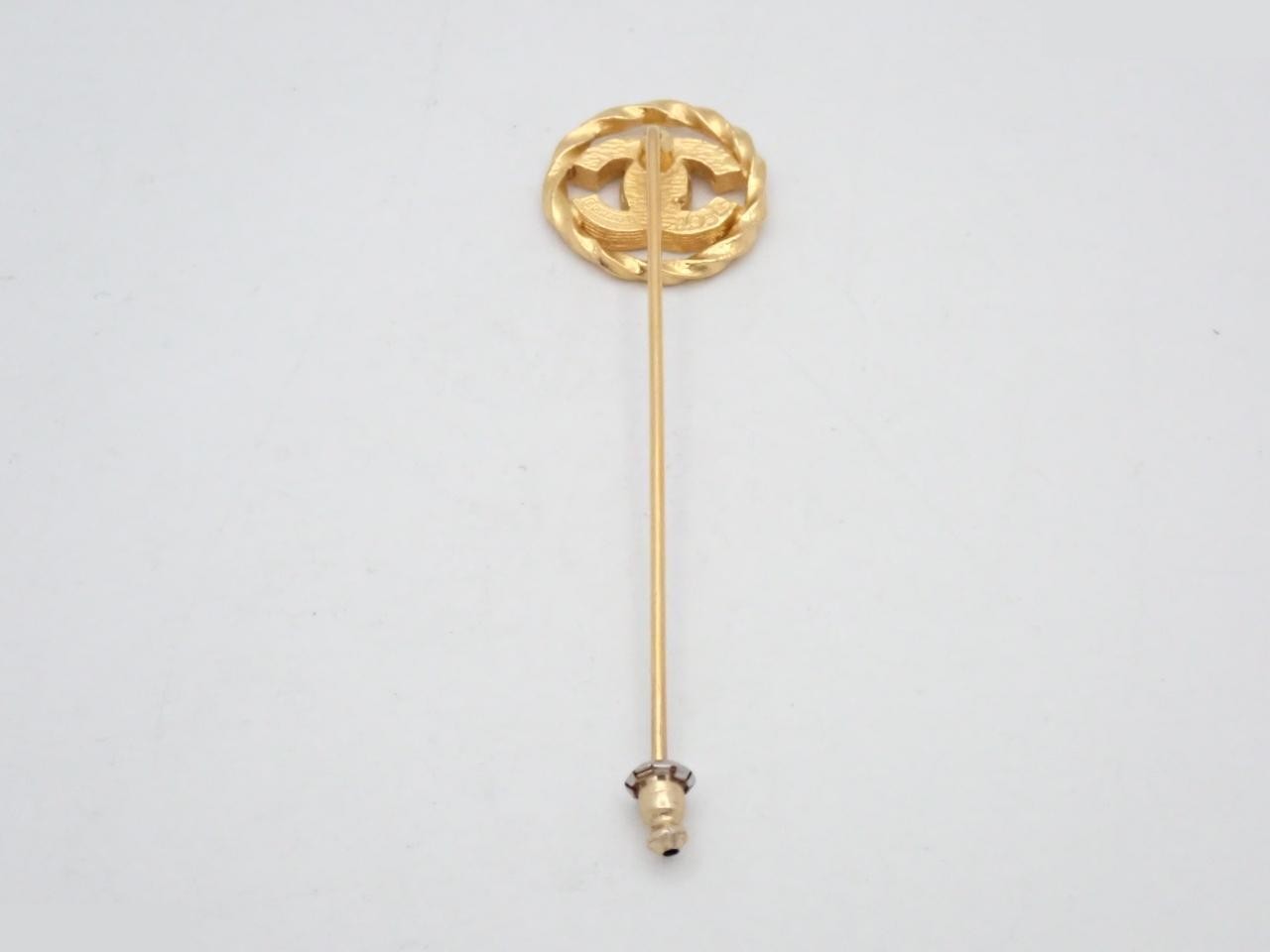 brooch, gold — view 2