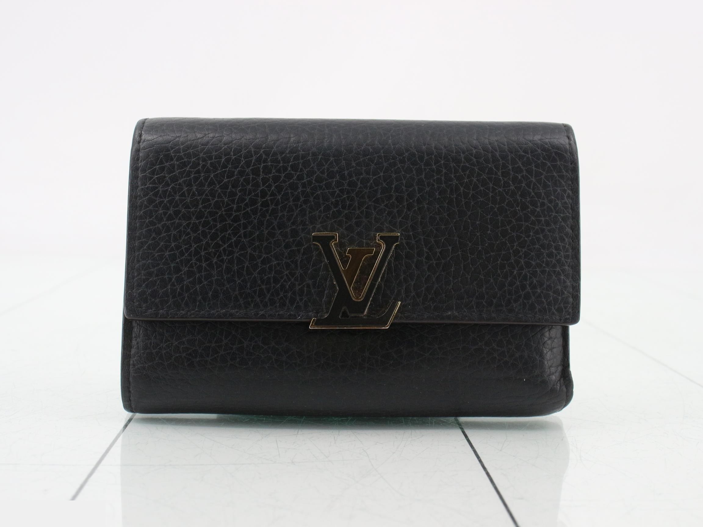 Portefeuille Capucines Tri-fold Wallet, Black, M62157