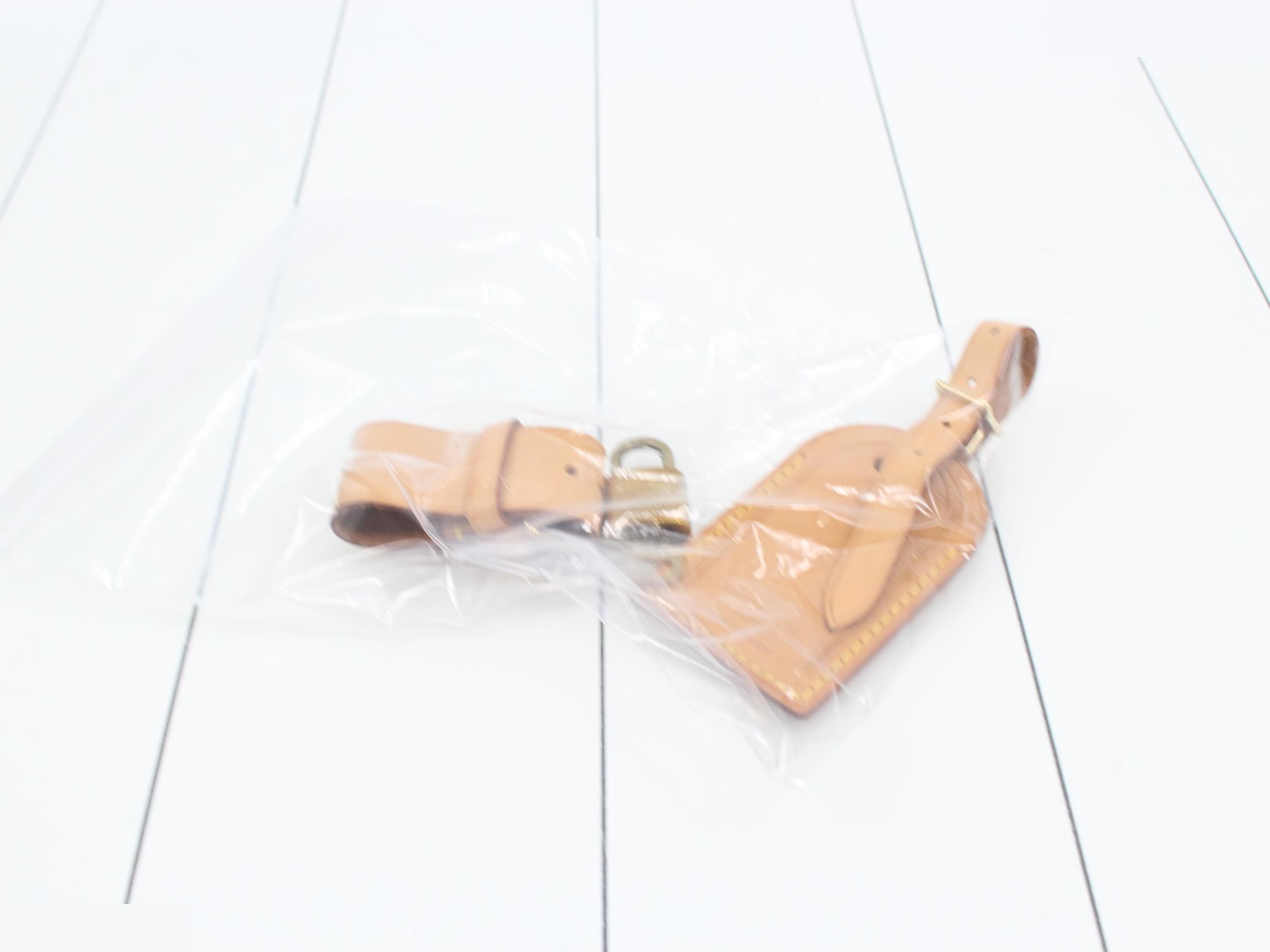 Keepall Bandouliere 60: Shoulder strap, padlock, key, name tag — view 7
