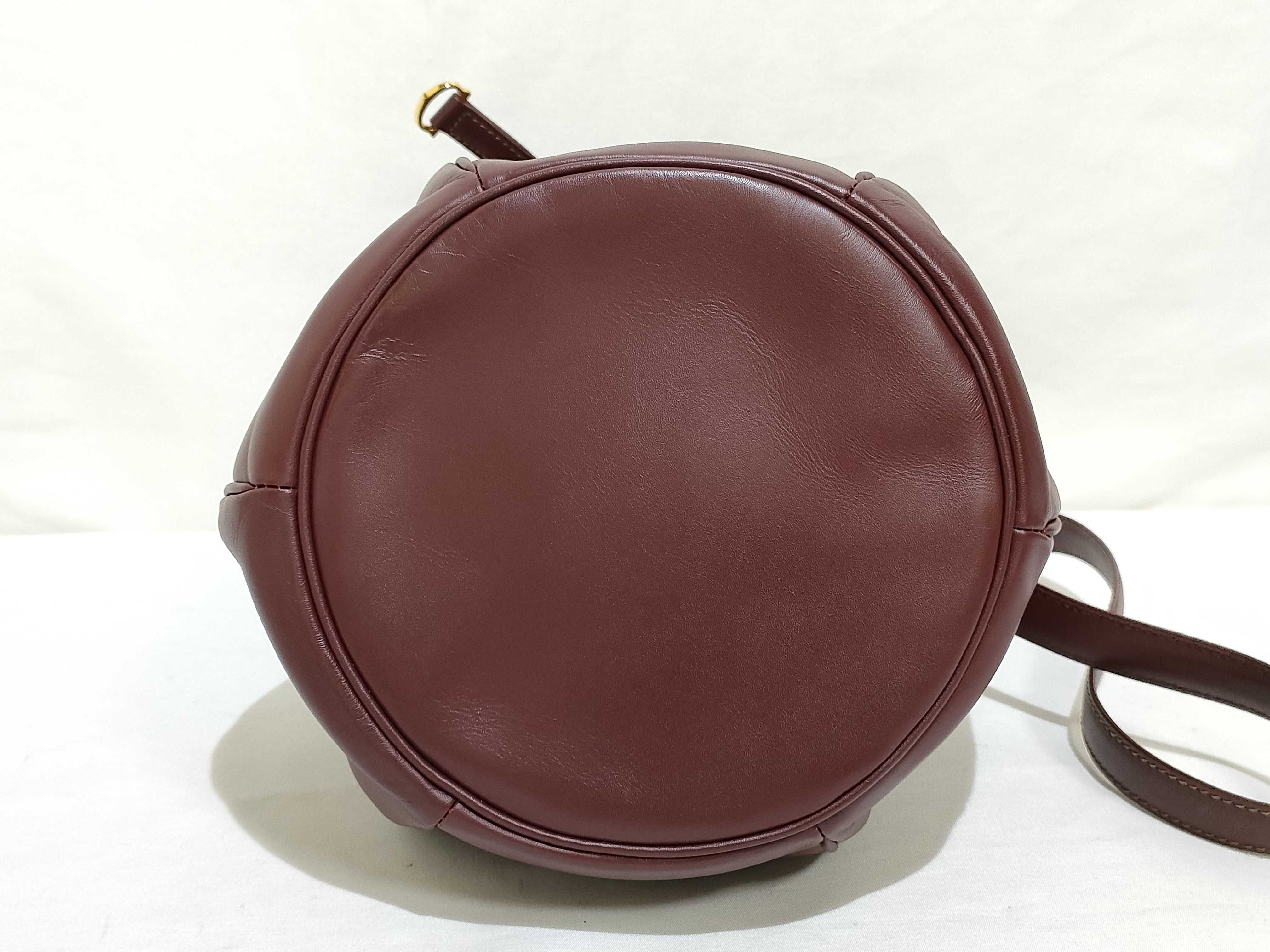Must line drawstring shoulder bag. — view 7