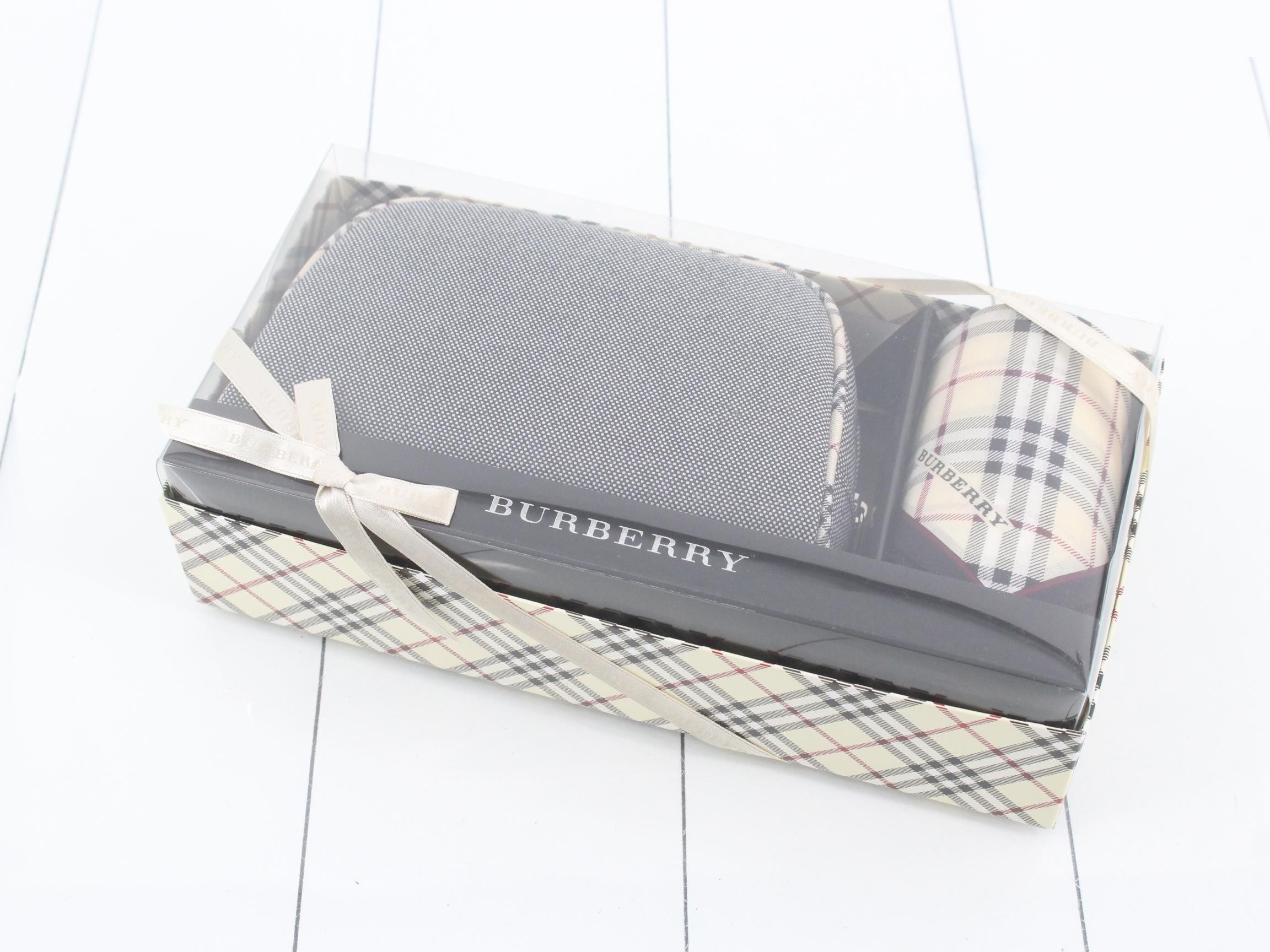 pouch and handkerchief, with box. — view 2