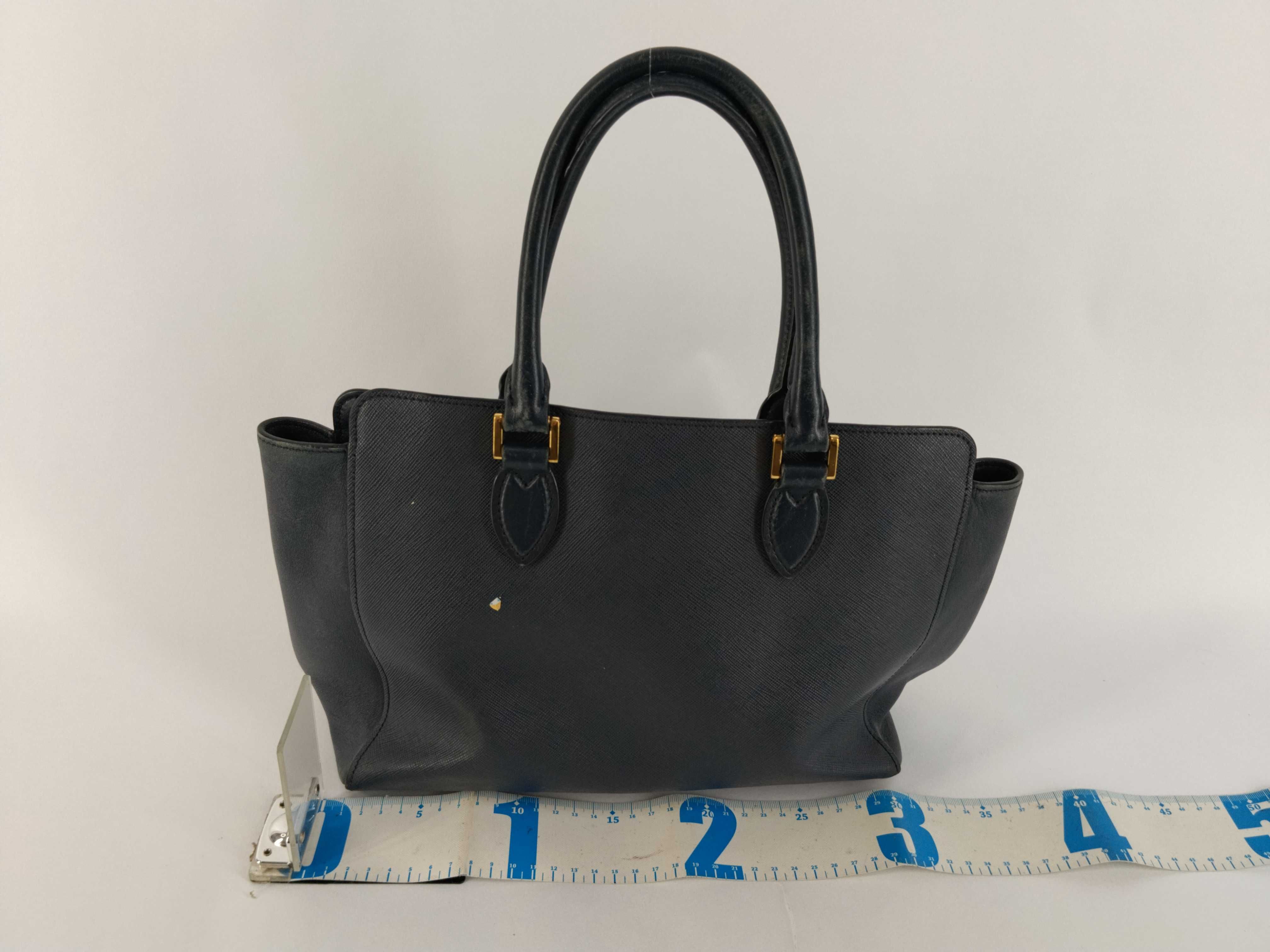 navy blue handbag, priced between 27,000 and 30,000 yen. — view 2