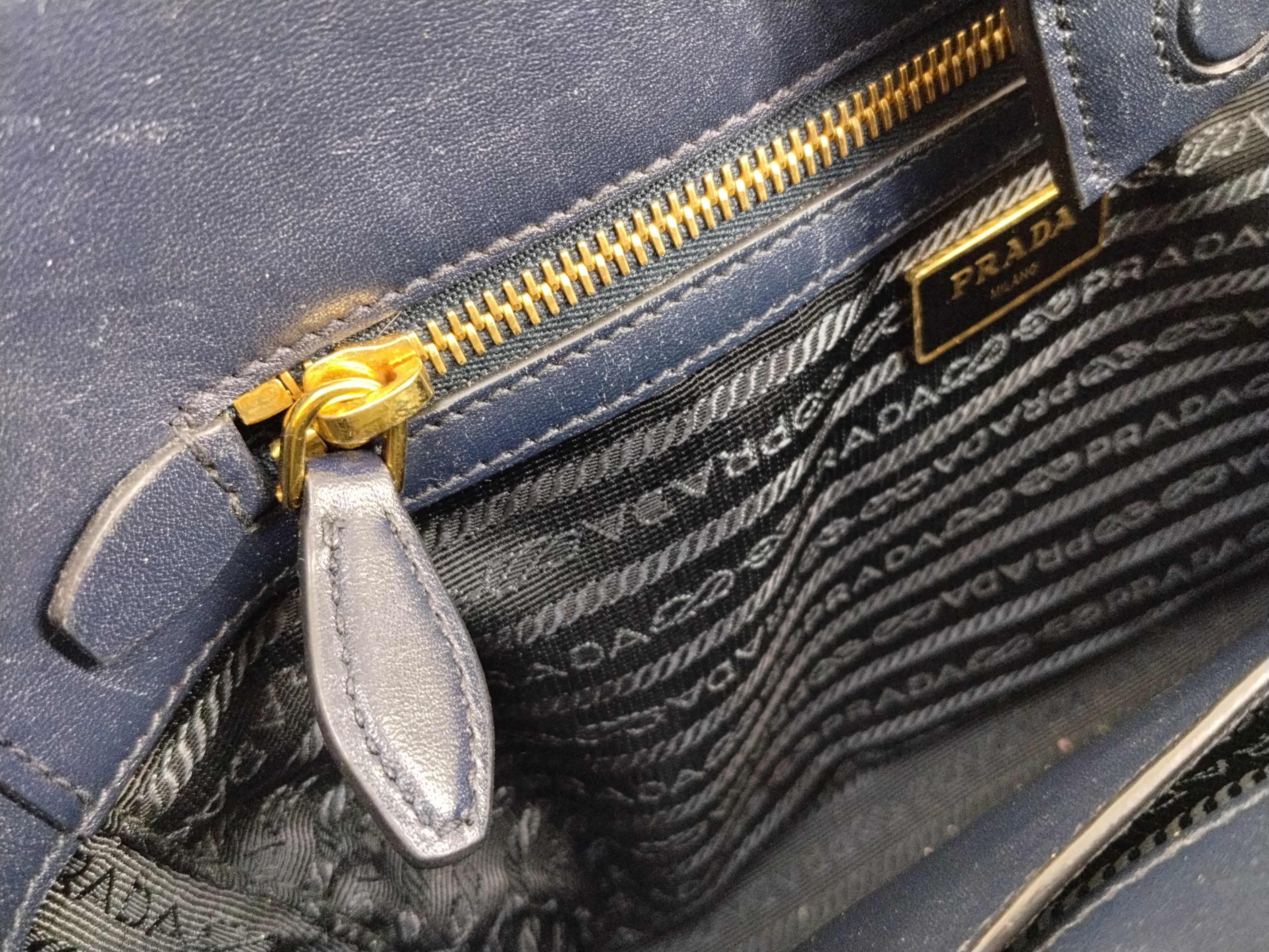 navy blue handbag, priced between 27,000 and 30,000 yen. — view 14