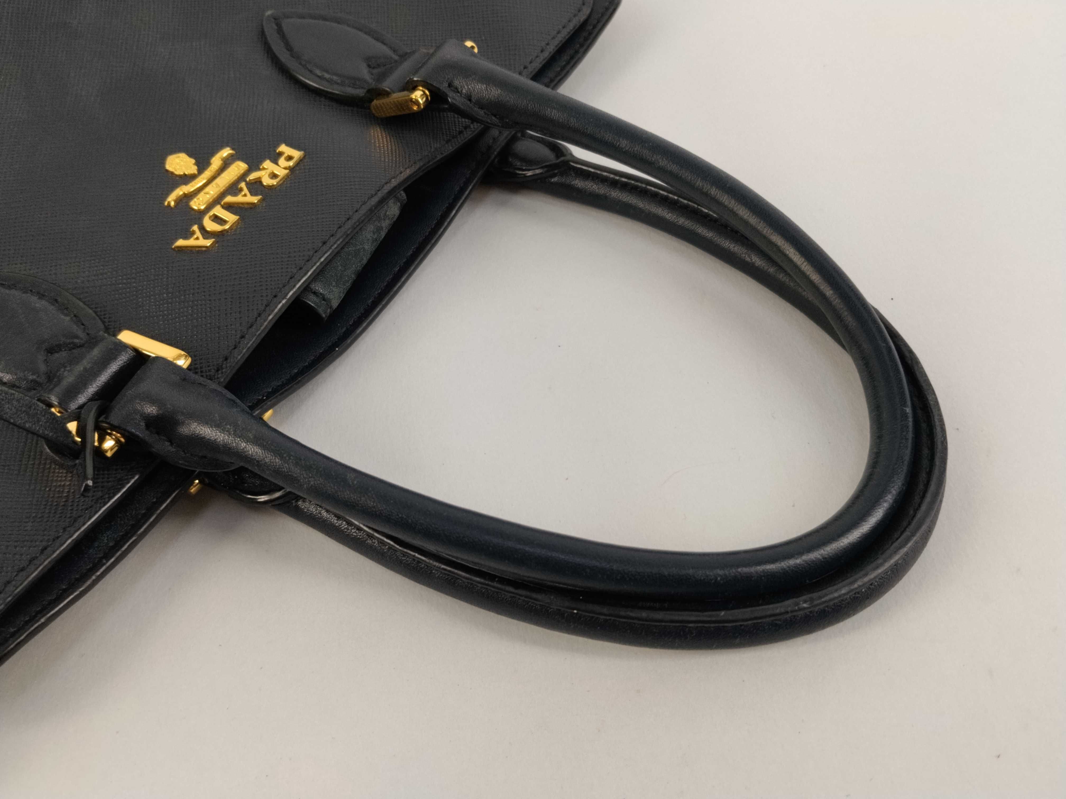 navy blue handbag, priced between 27,000 and 30,000 yen. — view 3